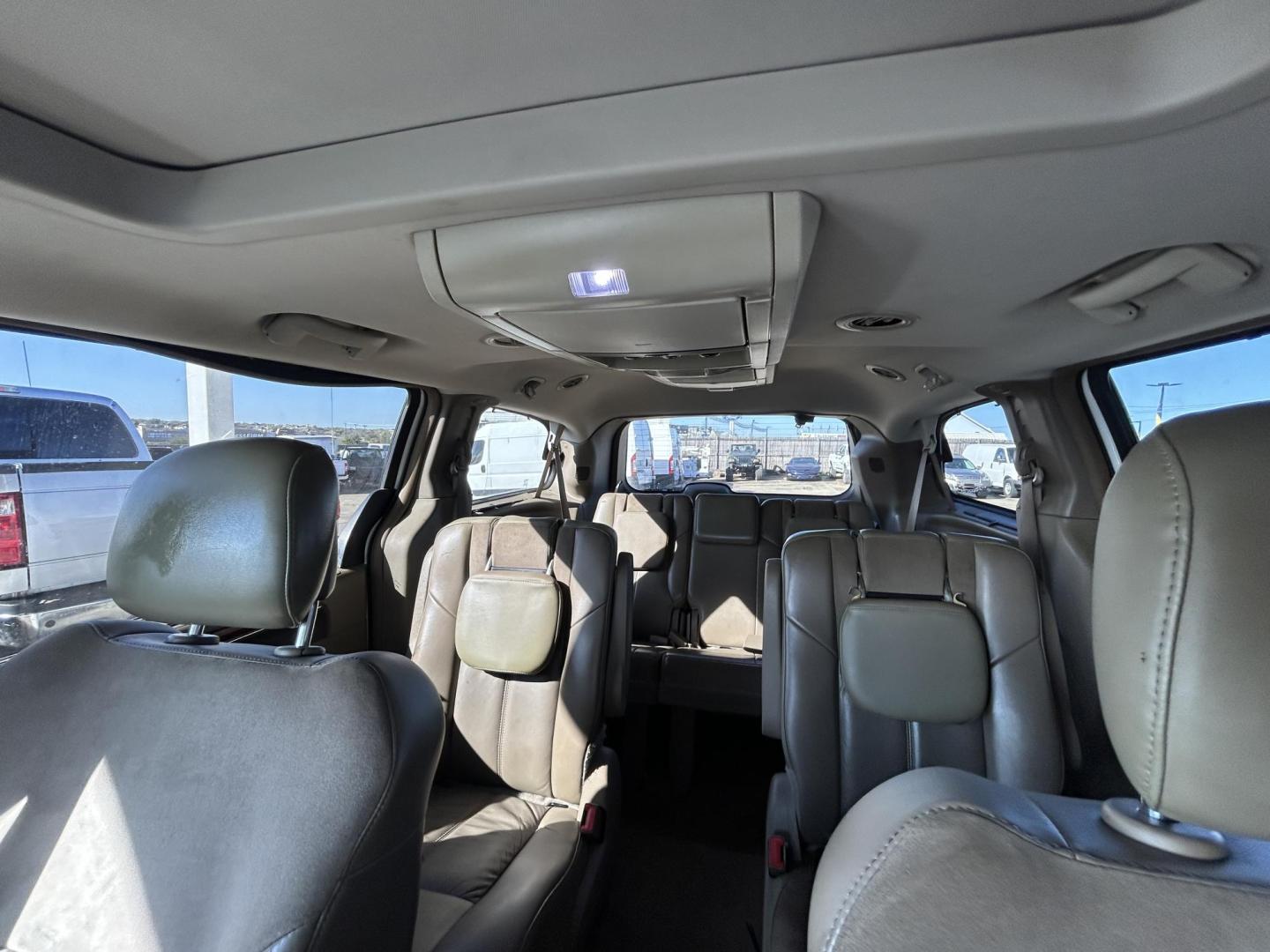 2015 White Chrysler Town & Country Limited (2C4RC1GG5FR) with an 3.6L V6 DOHC 24V engine, 6-Speed Automatic transmission, located at 1687 Business 35 S, New Braunfels, TX, 78130, (830) 625-7159, 29.655487, -98.051491 - Photo#13