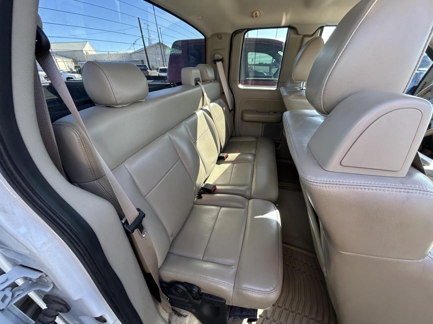 2006 White Ford F-150 FX4 SuperCab (1FTPX14566N) with an 5.4L V6 SOHC 16V engine, 4-Speed Automatic Overdrive transmission, located at 1687 Business 35 S, New Braunfels, TX, 78130, (830) 625-7159, 29.655487, -98.051491 - Photo#4