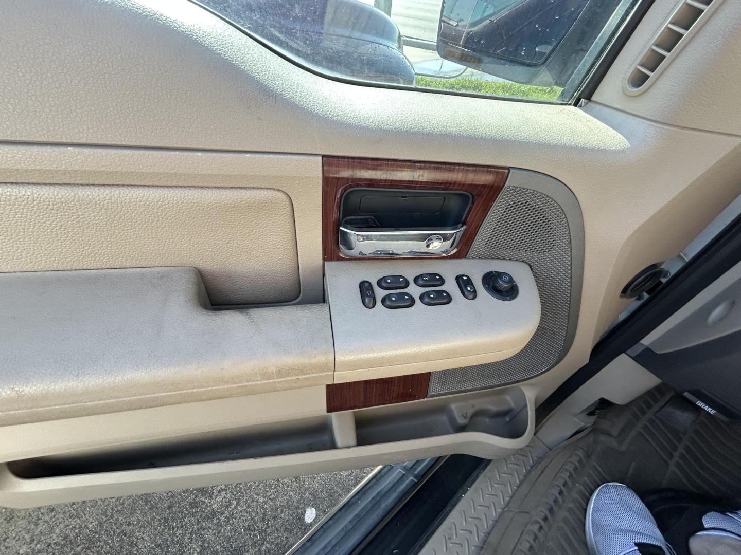 2006 White Ford F-150 FX4 SuperCab (1FTPX14566N) with an 5.4L V6 SOHC 16V engine, 4-Speed Automatic Overdrive transmission, located at 1687 Business 35 S, New Braunfels, TX, 78130, (830) 625-7159, 29.655487, -98.051491 - Photo#9