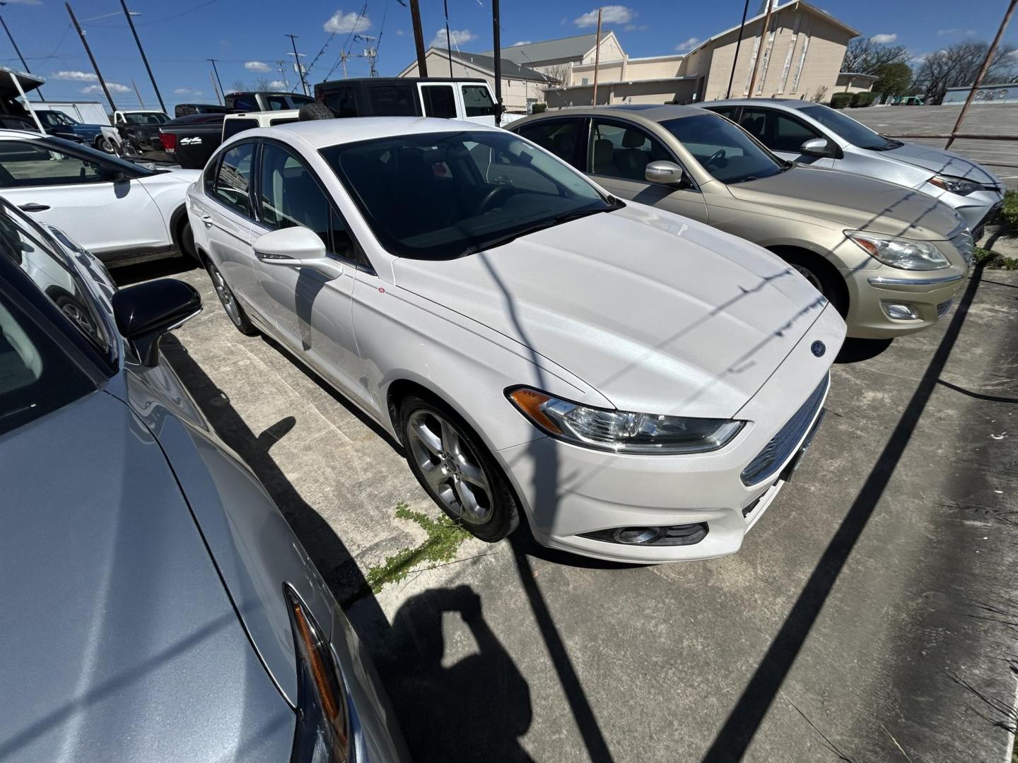 2016 White Ford Fusion SE (3FA6P0HD1GR) with an 1.5L L4 DOHC 16V engine, 6-Speed Automatic transmission, located at 1687 Business 35 S, New Braunfels, TX, 78130, (830) 625-7159, 29.655487, -98.051491 - Photo#1