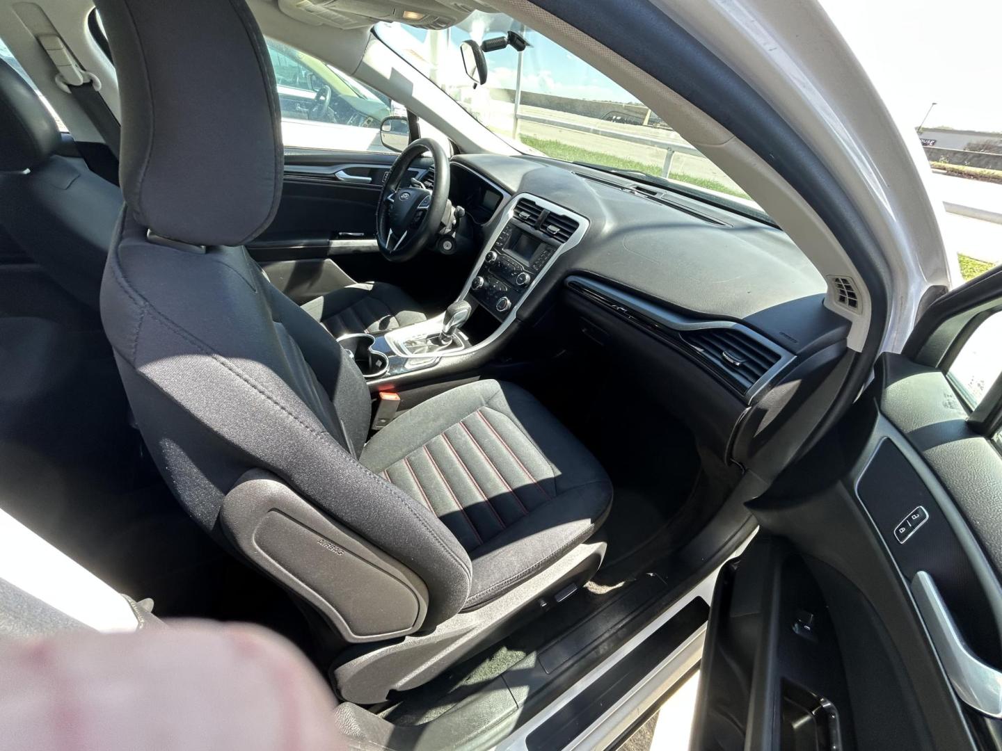 2016 White Ford Fusion SE (3FA6P0HD1GR) with an 1.5L L4 DOHC 16V engine, 6-Speed Automatic transmission, located at 1687 Business 35 S, New Braunfels, TX, 78130, (830) 625-7159, 29.655487, -98.051491 - Photo#2