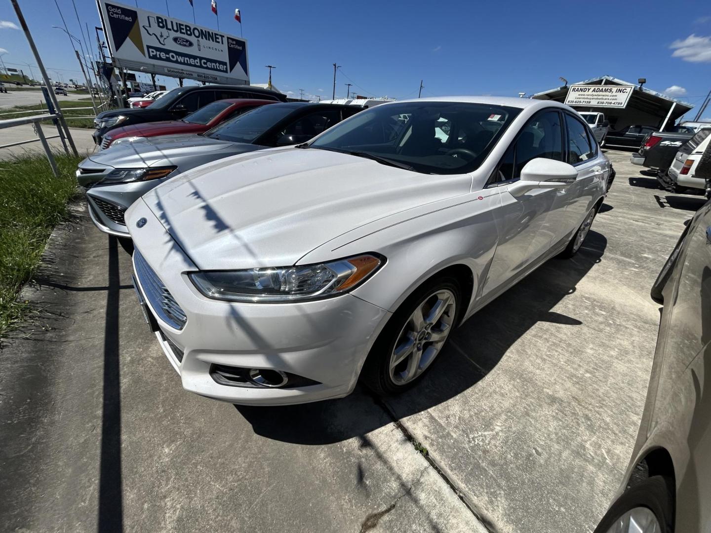 2016 White Ford Fusion SE (3FA6P0HD1GR) with an 1.5L L4 DOHC 16V engine, 6-Speed Automatic transmission, located at 1687 Business 35 S, New Braunfels, TX, 78130, (830) 625-7159, 29.655487, -98.051491 - Photo#0