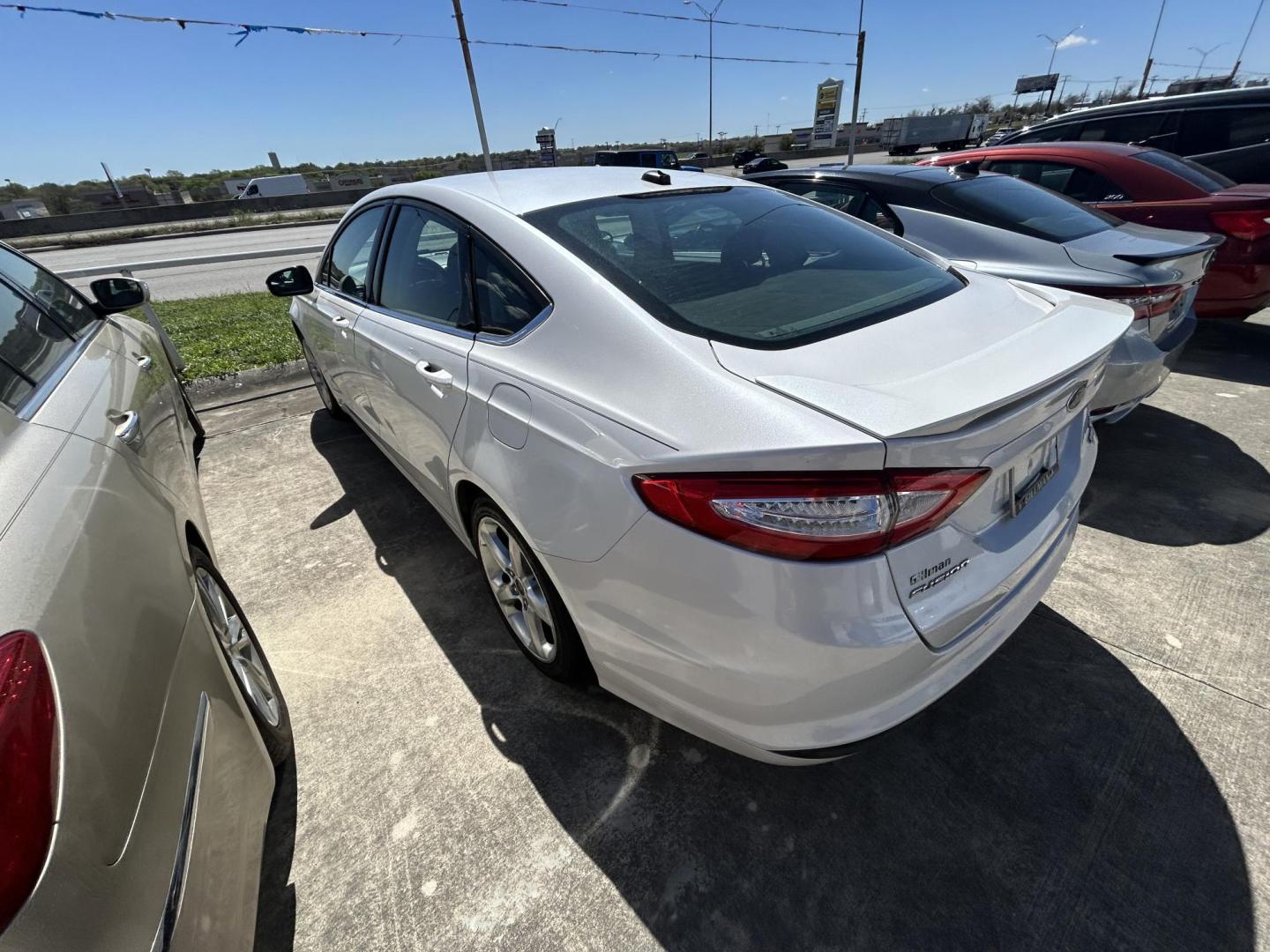 2016 White Ford Fusion SE (3FA6P0HD1GR) with an 1.5L L4 DOHC 16V engine, 6-Speed Automatic transmission, located at 1687 Business 35 S, New Braunfels, TX, 78130, (830) 625-7159, 29.655487, -98.051491 - Photo#5