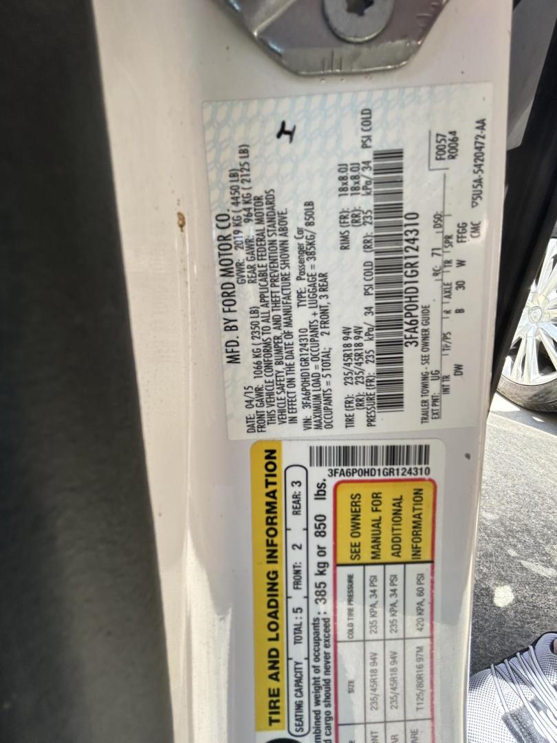 2016 White Ford Fusion SE (3FA6P0HD1GR) with an 1.5L L4 DOHC 16V engine, 6-Speed Automatic transmission, located at 1687 Business 35 S, New Braunfels, TX, 78130, (830) 625-7159, 29.655487, -98.051491 - Photo#9