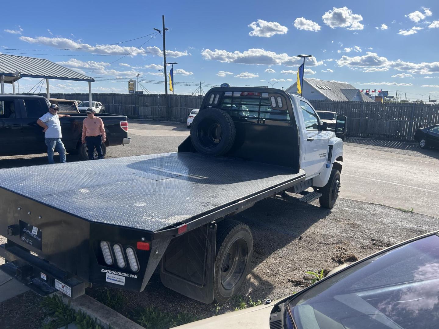 2023 White Chevrolet Silverado Medium Duty - (1HTKJPVKXPH) , located at 1687 Business 35 S, New Braunfels, TX, 78130, (830) 625-7159, 29.655487, -98.051491 - Photo#4