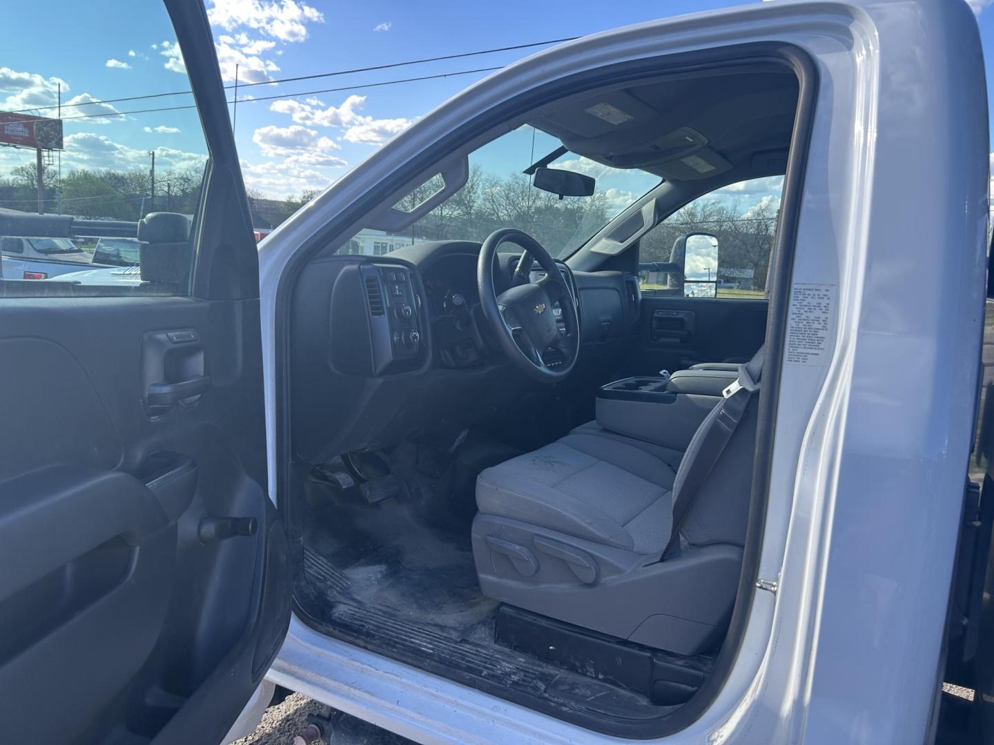 2023 White Chevrolet Silverado Medium Duty - (1HTKJPVKXPH) , located at 1687 Business 35 S, New Braunfels, TX, 78130, (830) 625-7159, 29.655487, -98.051491 - Photo#6
