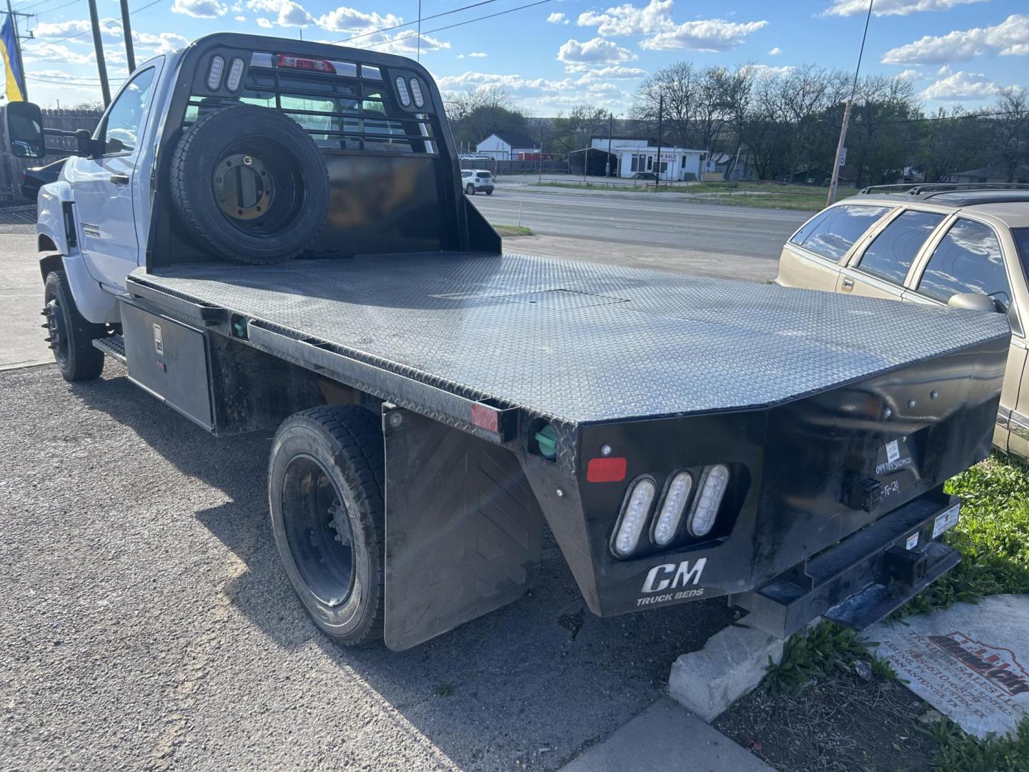 2023 White Chevrolet Silverado Medium Duty - (1HTKJPVKXPH) , located at 1687 Business 35 S, New Braunfels, TX, 78130, (830) 625-7159, 29.655487, -98.051491 - Photo#5