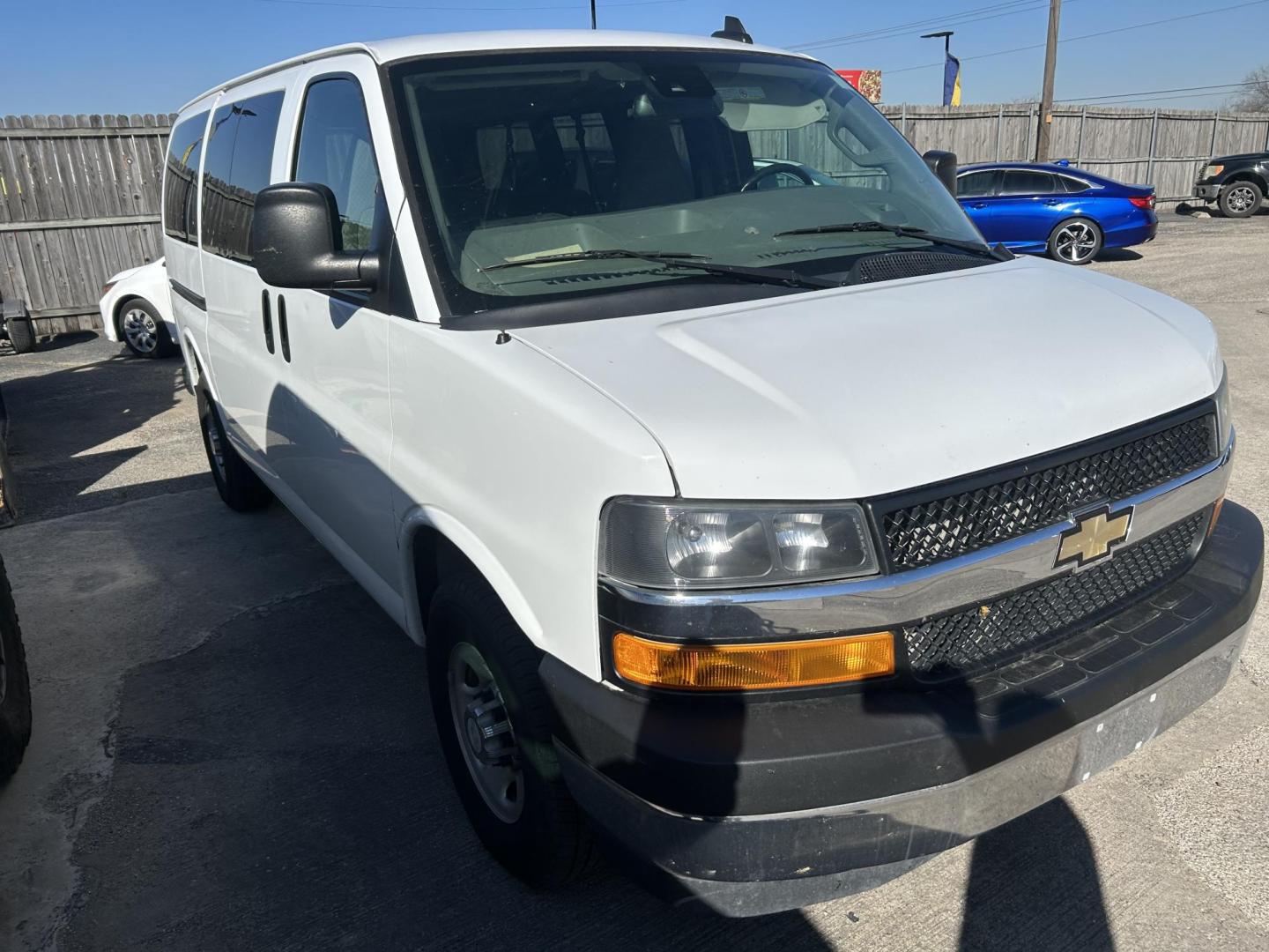 2019 White Chevrolet Express LT 3500 (*1GAZGMFP5K) with an 4.3L V6 DOHC 24V engine, 6A transmission, located at 1687 Business 35 S, New Braunfels, TX, 78130, (830) 625-7159, 29.655487, -98.051491 - Photo#1