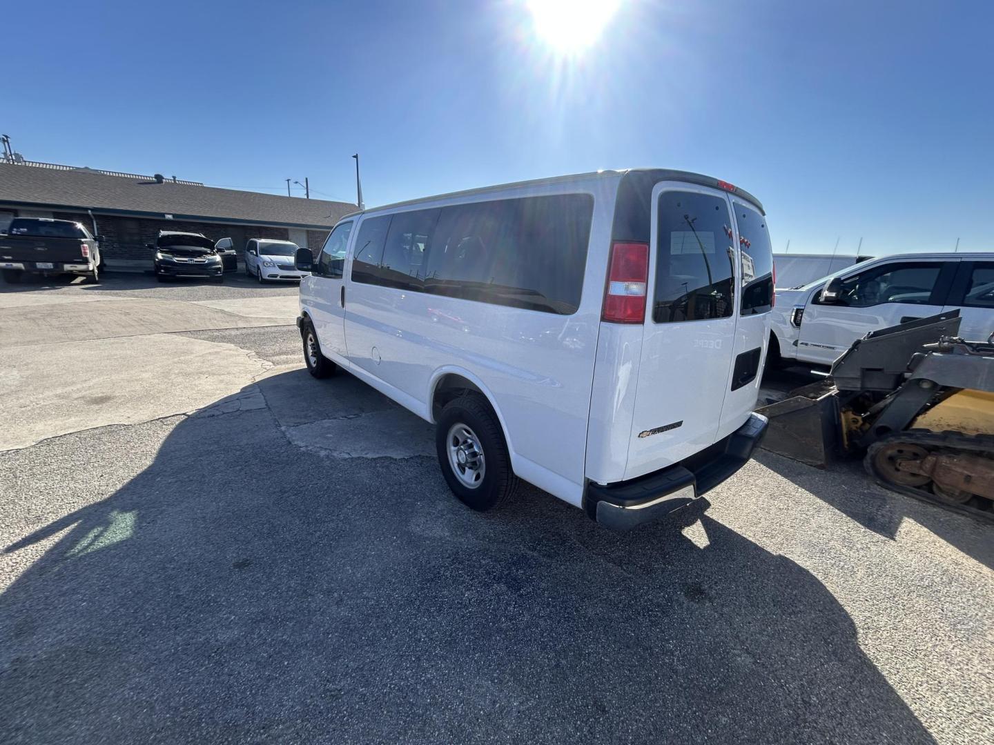 2019 White Chevrolet Express LT 3500 (*1GAZGMFP5K) with an 4.3L V6 DOHC 24V engine, 6A transmission, located at 1687 Business 35 S, New Braunfels, TX, 78130, (830) 625-7159, 29.655487, -98.051491 - Photo#4