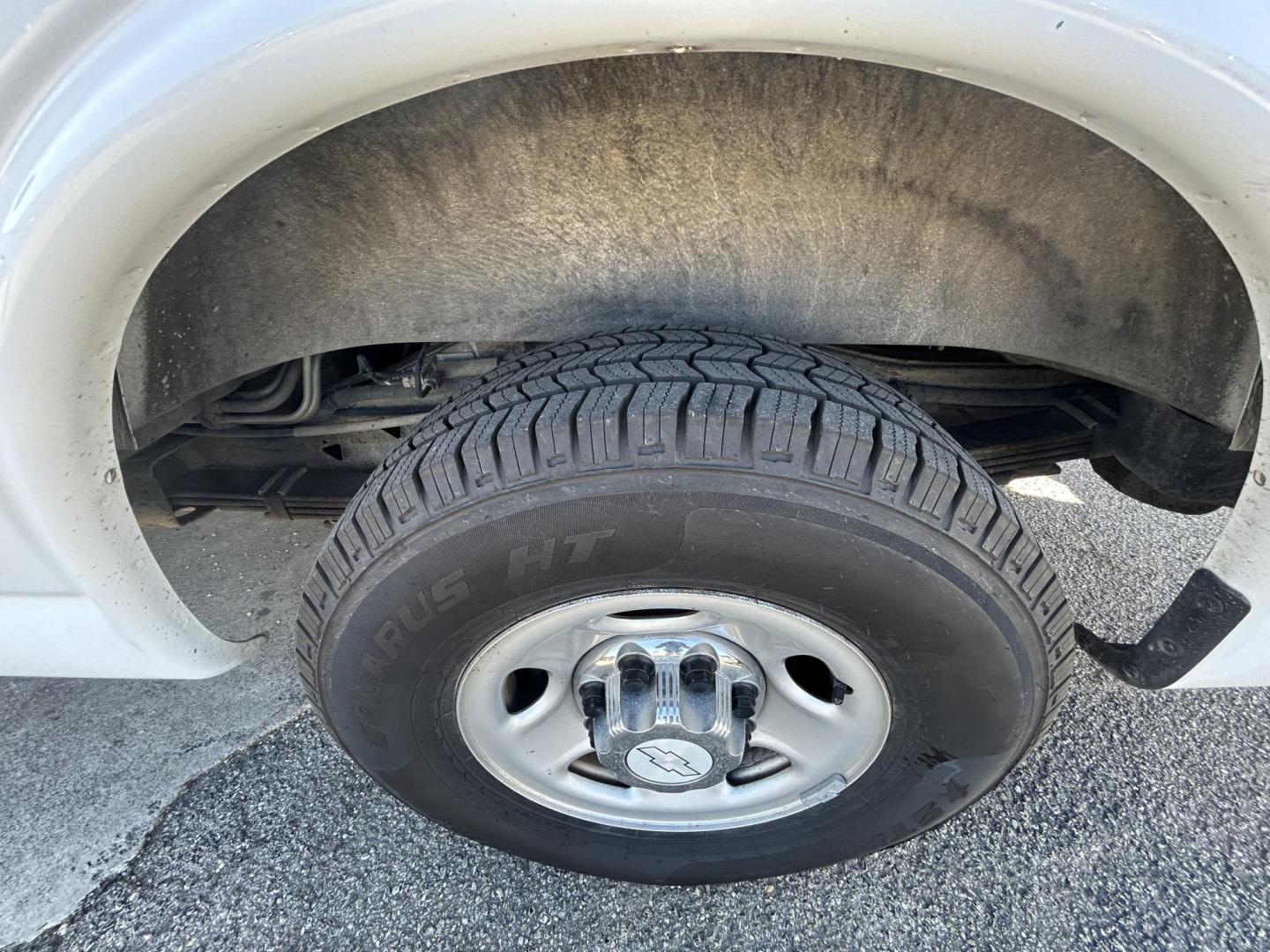 2019 White Chevrolet Express LT 3500 (*1GAZGMFP5K) with an 4.3L V6 DOHC 24V engine, 6A transmission, located at 1687 Business 35 S, New Braunfels, TX, 78130, (830) 625-7159, 29.655487, -98.051491 - Photo#5