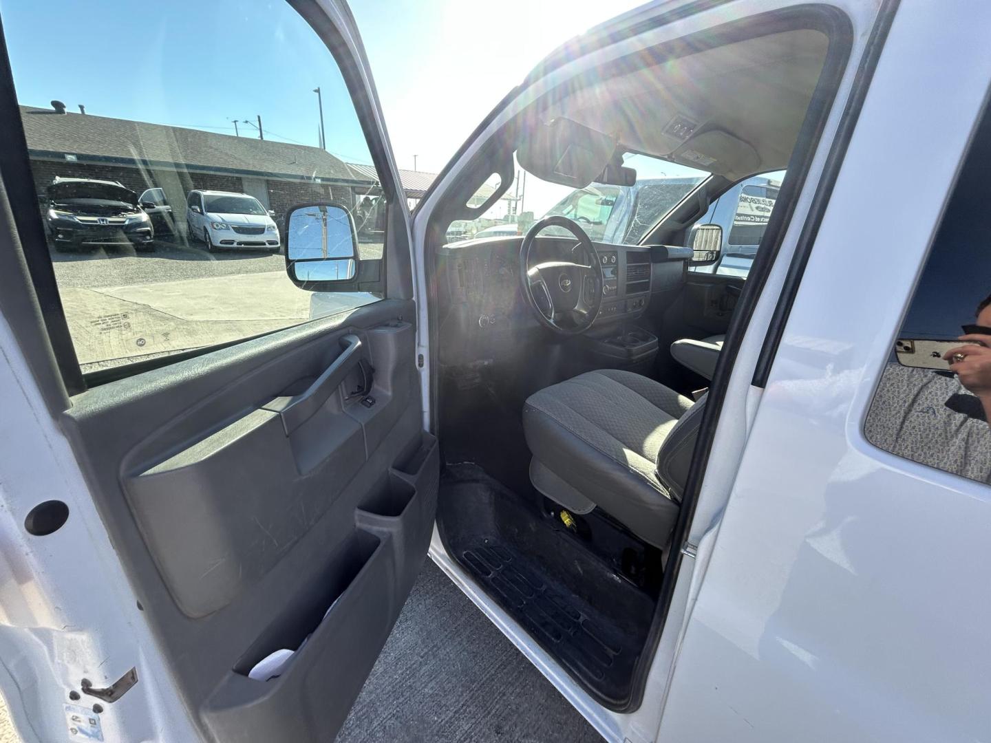 2019 White Chevrolet Express LT 3500 (*1GAZGMFP5K) with an 4.3L V6 DOHC 24V engine, 6A transmission, located at 1687 Business 35 S, New Braunfels, TX, 78130, (830) 625-7159, 29.655487, -98.051491 - Photo#6