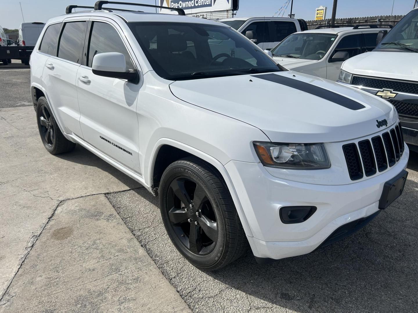 2015 White Jeep Grand Cherokee Laredo 2WD (1C4RJEAG6FC) with an 3.6L V6 DOHC 24V engine, 8-Speed Automatic transmission, located at 1687 Business 35 S, New Braunfels, TX, 78130, (830) 625-7159, 29.655487, -98.051491 - Photo#2