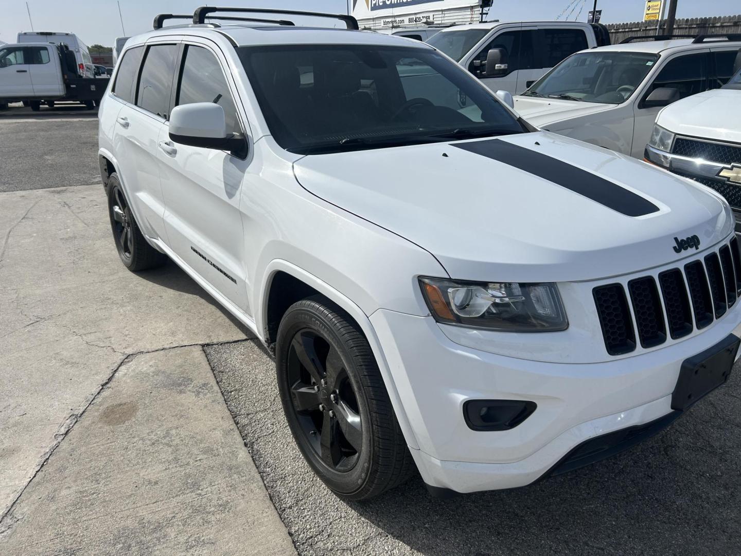 2015 White Jeep Grand Cherokee Laredo 2WD (1C4RJEAG6FC) with an 3.6L V6 DOHC 24V engine, 8-Speed Automatic transmission, located at 1687 Business 35 S, New Braunfels, TX, 78130, (830) 625-7159, 29.655487, -98.051491 - Photo#1