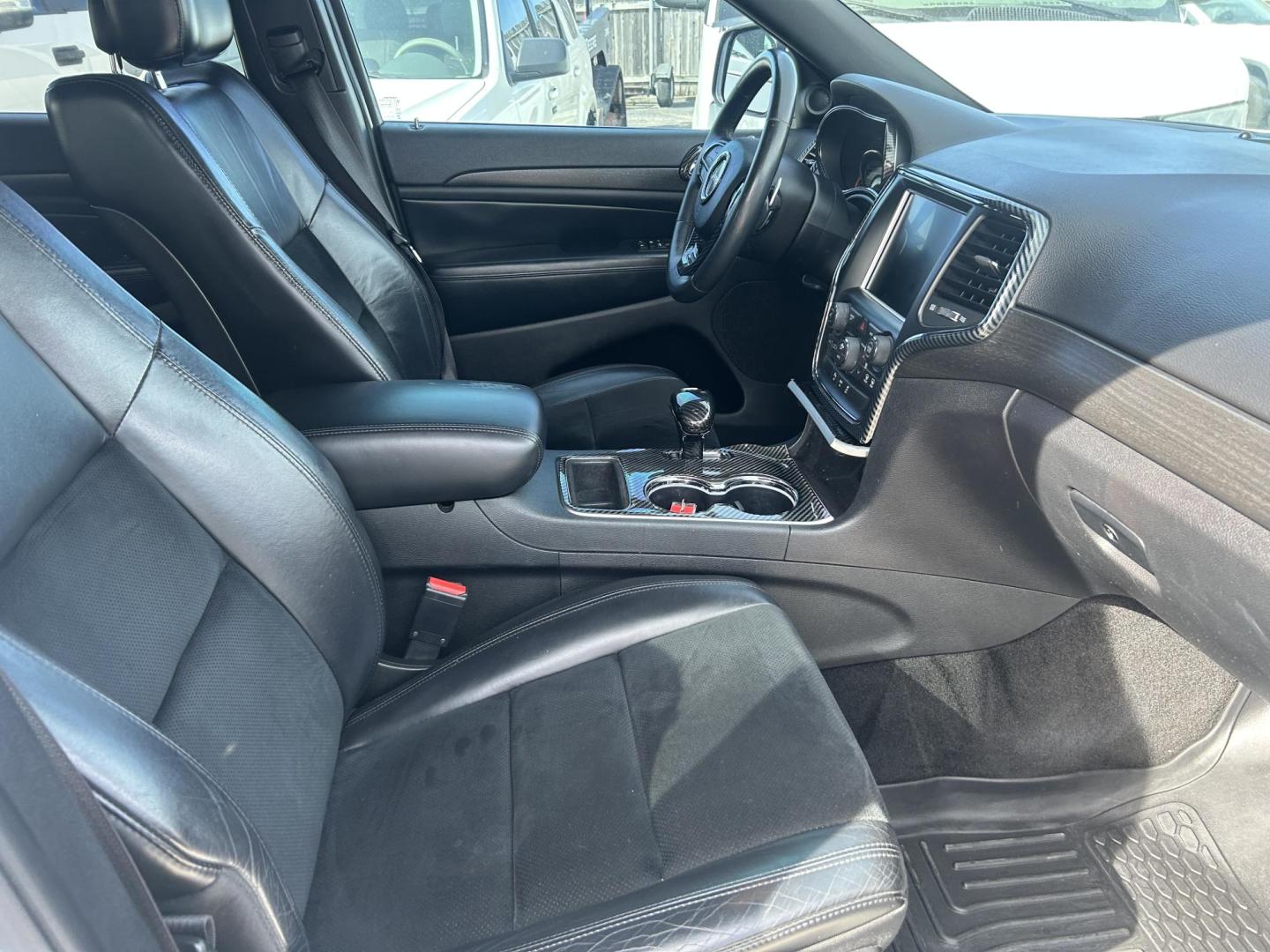 2015 White Jeep Grand Cherokee Laredo 2WD (1C4RJEAG6FC) with an 3.6L V6 DOHC 24V engine, 8-Speed Automatic transmission, located at 1687 Business 35 S, New Braunfels, TX, 78130, (830) 625-7159, 29.655487, -98.051491 - Photo#3