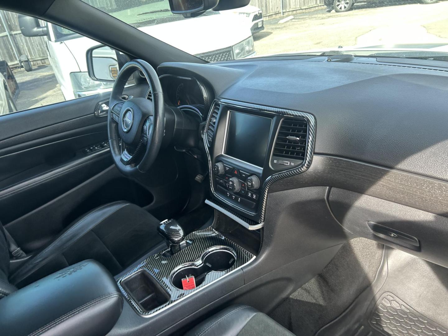 2015 White Jeep Grand Cherokee Laredo 2WD (1C4RJEAG6FC) with an 3.6L V6 DOHC 24V engine, 8-Speed Automatic transmission, located at 1687 Business 35 S, New Braunfels, TX, 78130, (830) 625-7159, 29.655487, -98.051491 - Photo#4