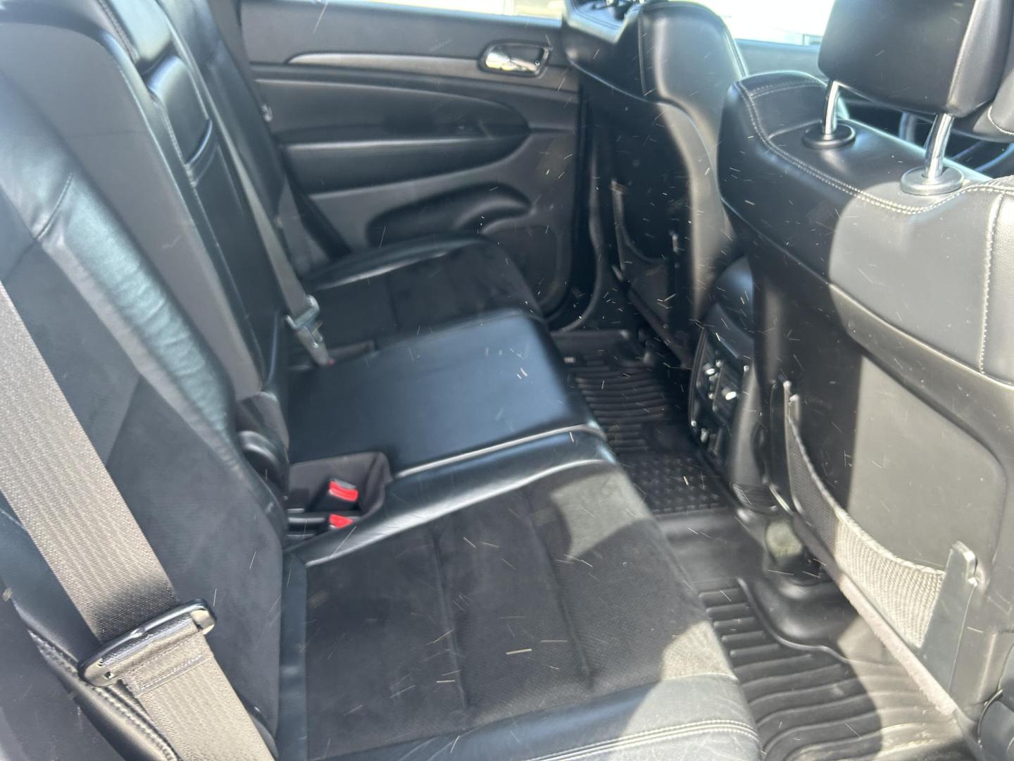 2015 White Jeep Grand Cherokee Laredo 2WD (1C4RJEAG6FC) with an 3.6L V6 DOHC 24V engine, 8-Speed Automatic transmission, located at 1687 Business 35 S, New Braunfels, TX, 78130, (830) 625-7159, 29.655487, -98.051491 - Photo#5