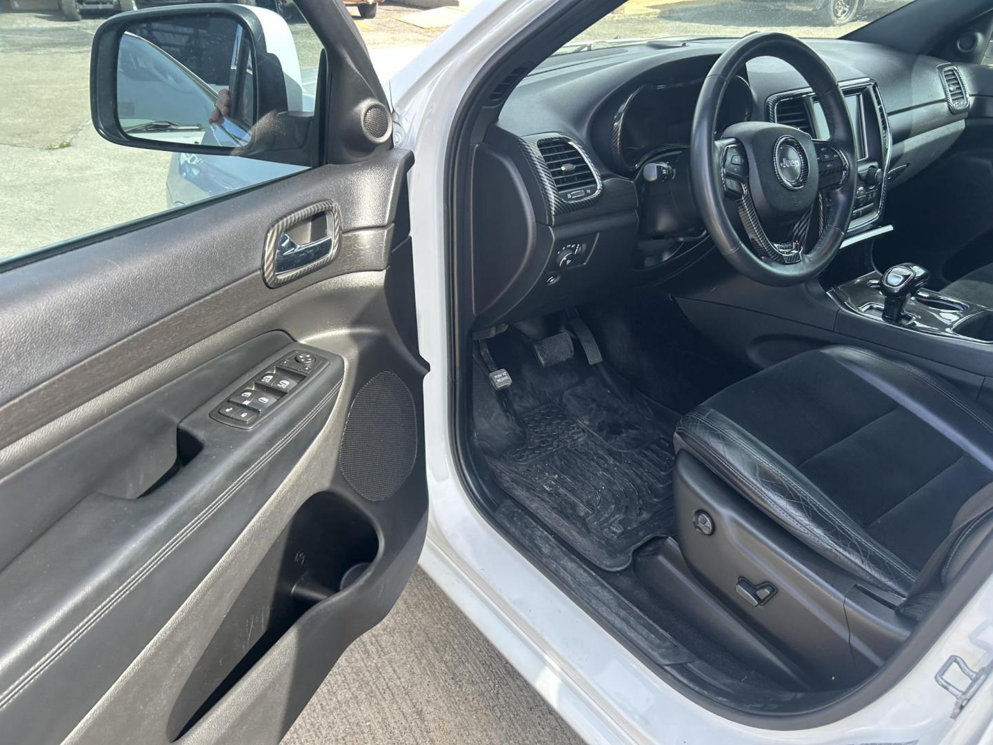 2015 White Jeep Grand Cherokee Laredo 2WD (1C4RJEAG6FC) with an 3.6L V6 DOHC 24V engine, 8-Speed Automatic transmission, located at 1687 Business 35 S, New Braunfels, TX, 78130, (830) 625-7159, 29.655487, -98.051491 - Photo#8