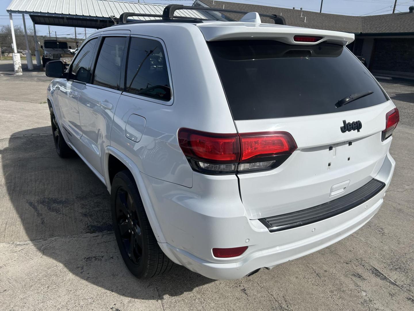 2015 White Jeep Grand Cherokee Laredo 2WD (1C4RJEAG6FC) with an 3.6L V6 DOHC 24V engine, 8-Speed Automatic transmission, located at 1687 Business 35 S, New Braunfels, TX, 78130, (830) 625-7159, 29.655487, -98.051491 - Photo#7