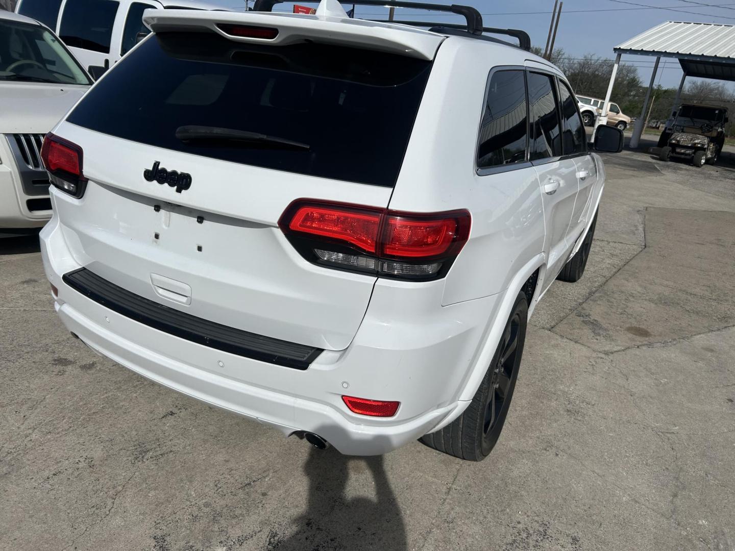 2015 White Jeep Grand Cherokee Laredo 2WD (1C4RJEAG6FC) with an 3.6L V6 DOHC 24V engine, 8-Speed Automatic transmission, located at 1687 Business 35 S, New Braunfels, TX, 78130, (830) 625-7159, 29.655487, -98.051491 - Photo#6