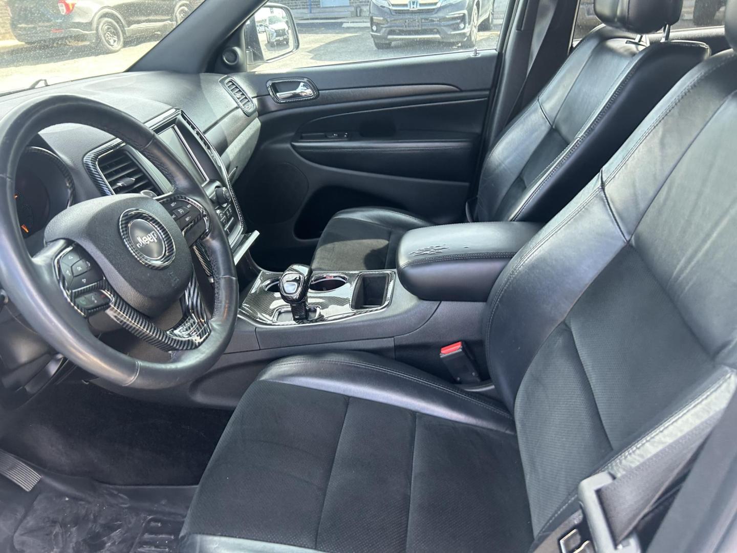 2015 White Jeep Grand Cherokee Laredo 2WD (1C4RJEAG6FC) with an 3.6L V6 DOHC 24V engine, 8-Speed Automatic transmission, located at 1687 Business 35 S, New Braunfels, TX, 78130, (830) 625-7159, 29.655487, -98.051491 - Photo#9