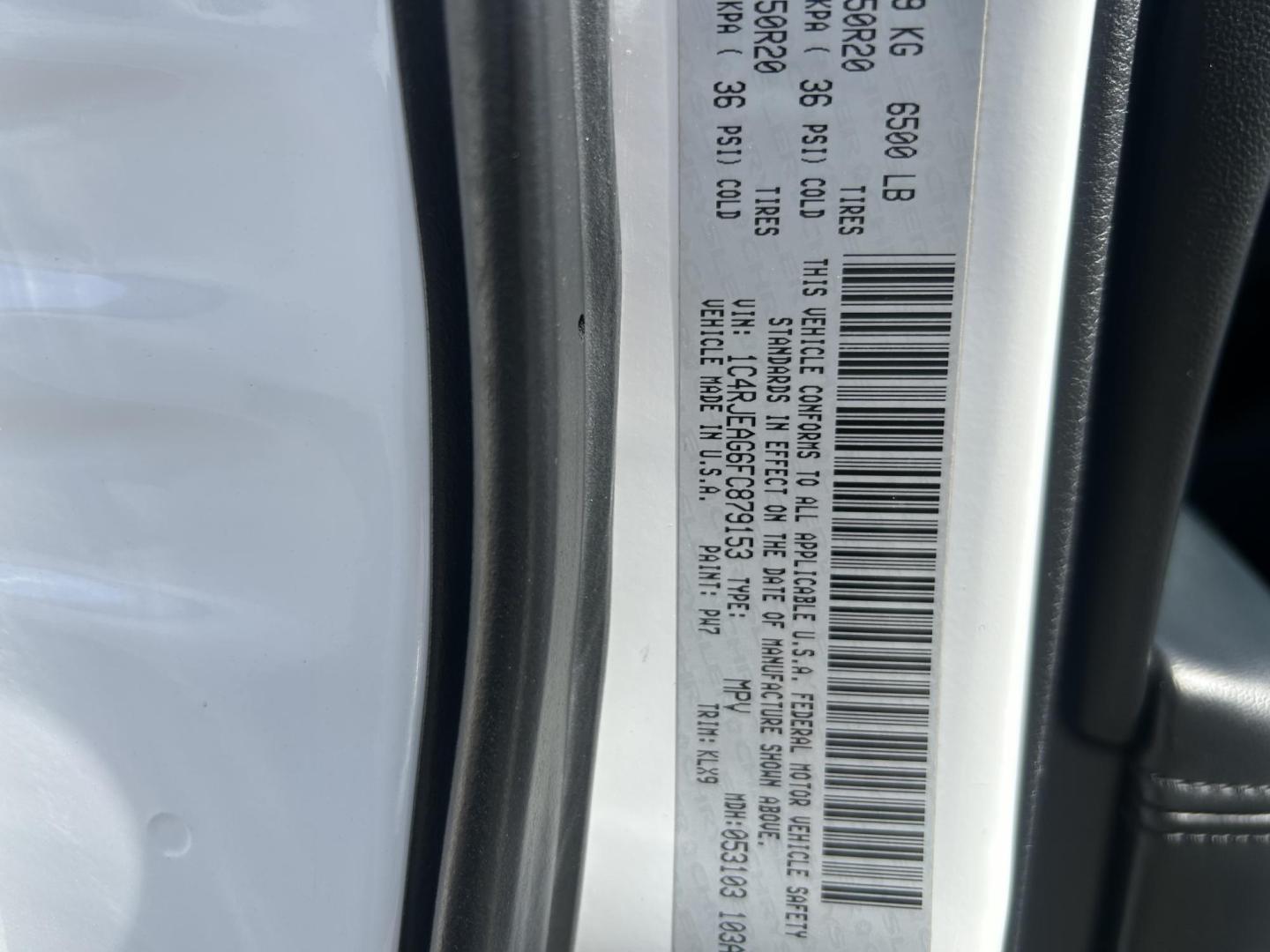 2015 White Jeep Grand Cherokee Laredo 2WD (1C4RJEAG6FC) with an 3.6L V6 DOHC 24V engine, 8-Speed Automatic transmission, located at 1687 Business 35 S, New Braunfels, TX, 78130, (830) 625-7159, 29.655487, -98.051491 - Photo#12