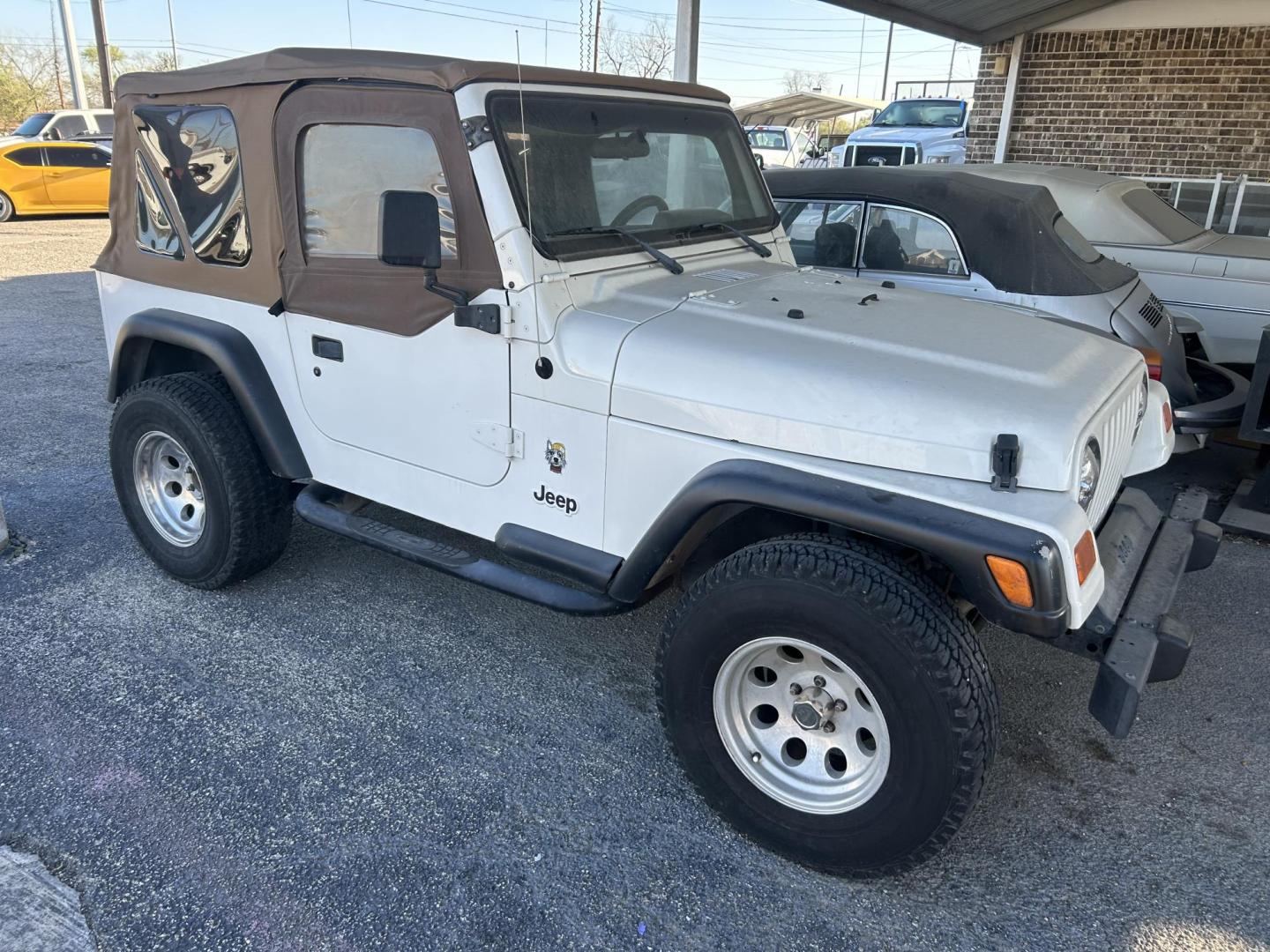 2002 White Jeep Wrangler X (1J4FA39S82P) with an 4.0L L6 OHV 12V engine, located at 1687 Business 35 S, New Braunfels, TX, 78130, (830) 625-7159, 29.655487, -98.051491 - Photo#1