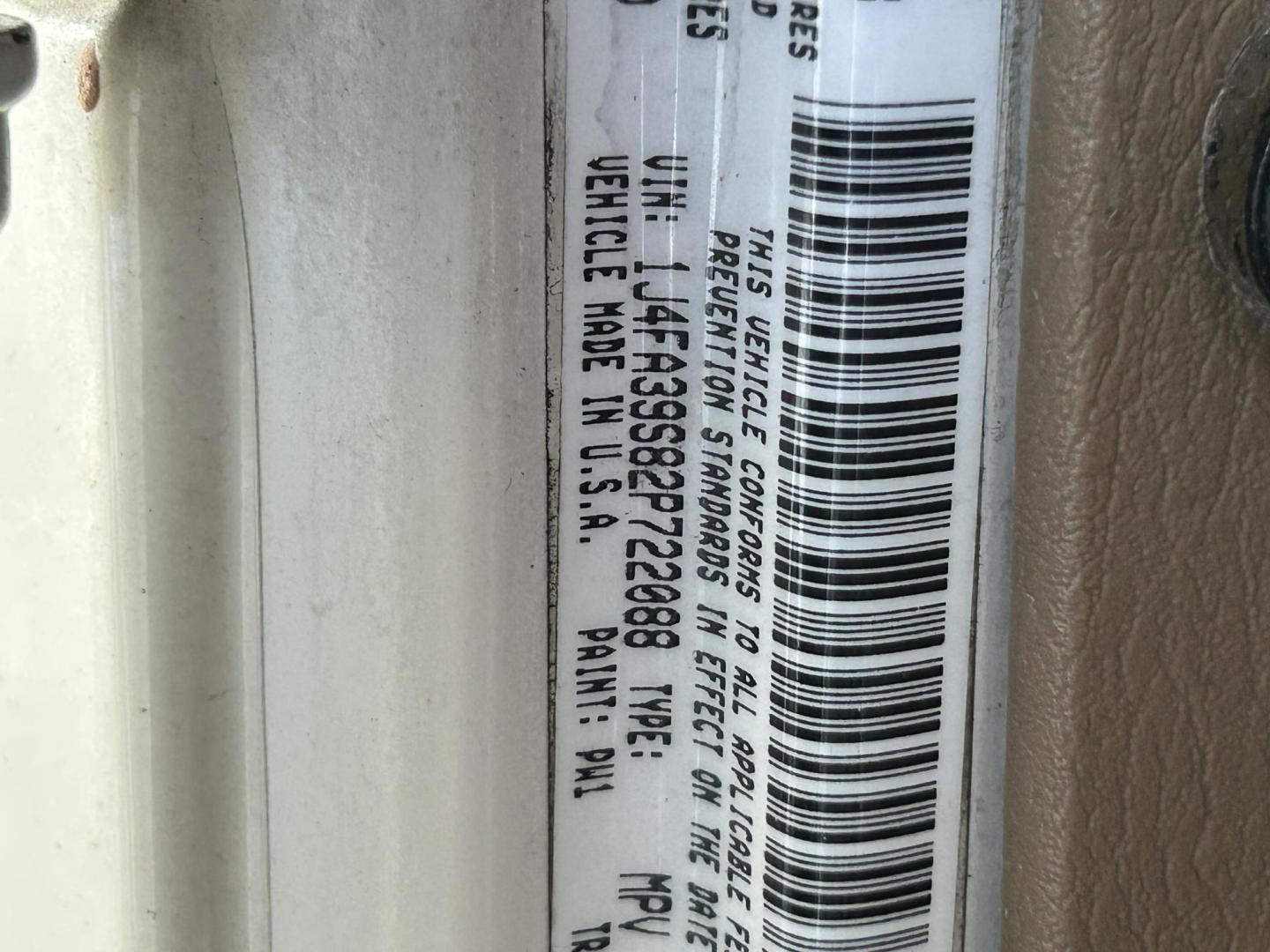 2002 White Jeep Wrangler X (1J4FA39S82P) with an 4.0L L6 OHV 12V engine, located at 1687 Business 35 S, New Braunfels, TX, 78130, (830) 625-7159, 29.655487, -98.051491 - Photo#9