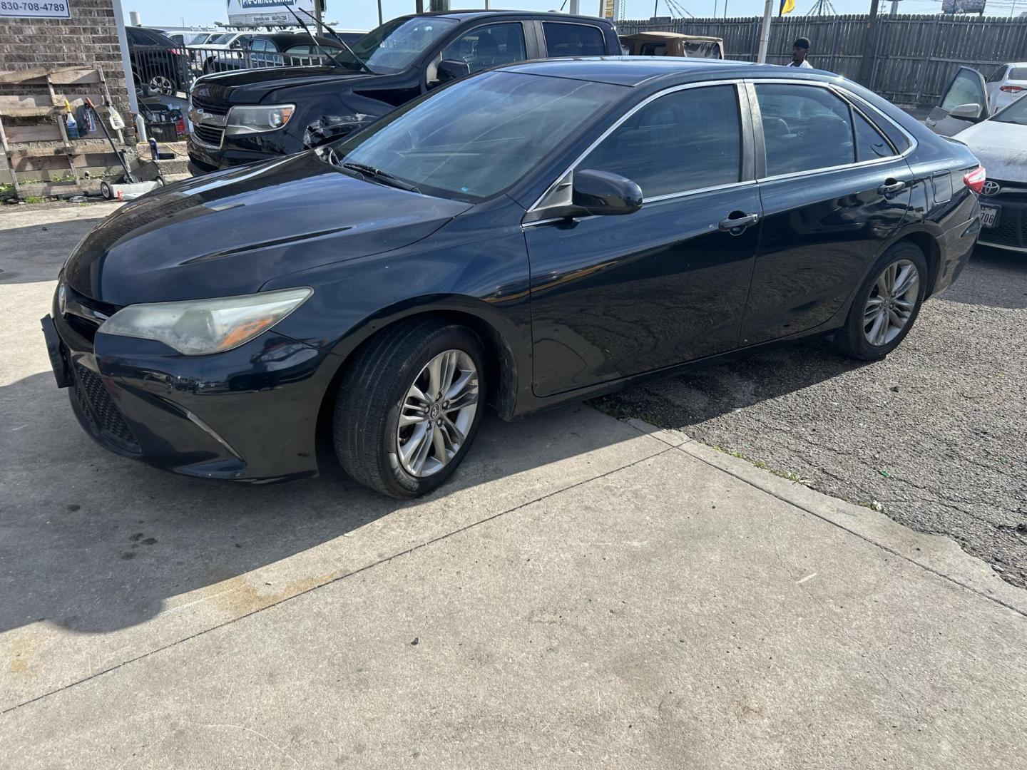 2016 Gray Toyota Camry SE (4T1BF1FK2GU) with an 2.5L L4 DOHC 16V engine, 6-Speed Automatic transmission, located at 1687 Business 35 S, New Braunfels, TX, 78130, (830) 625-7159, 29.655487, -98.051491 - Photo#0