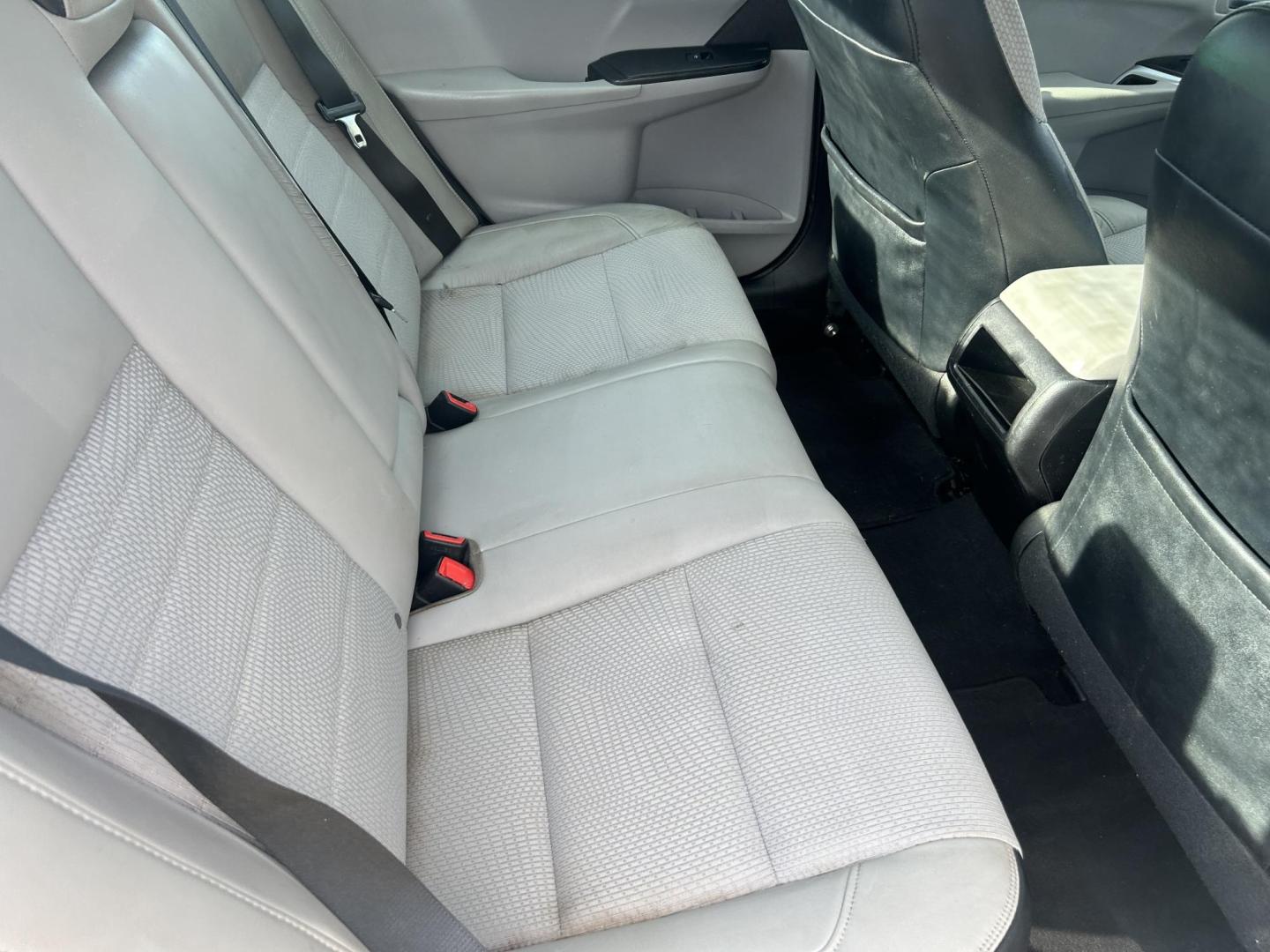 2016 Gray Toyota Camry SE (4T1BF1FK2GU) with an 2.5L L4 DOHC 16V engine, 6-Speed Automatic transmission, located at 1687 Business 35 S, New Braunfels, TX, 78130, (830) 625-7159, 29.655487, -98.051491 - Photo#4