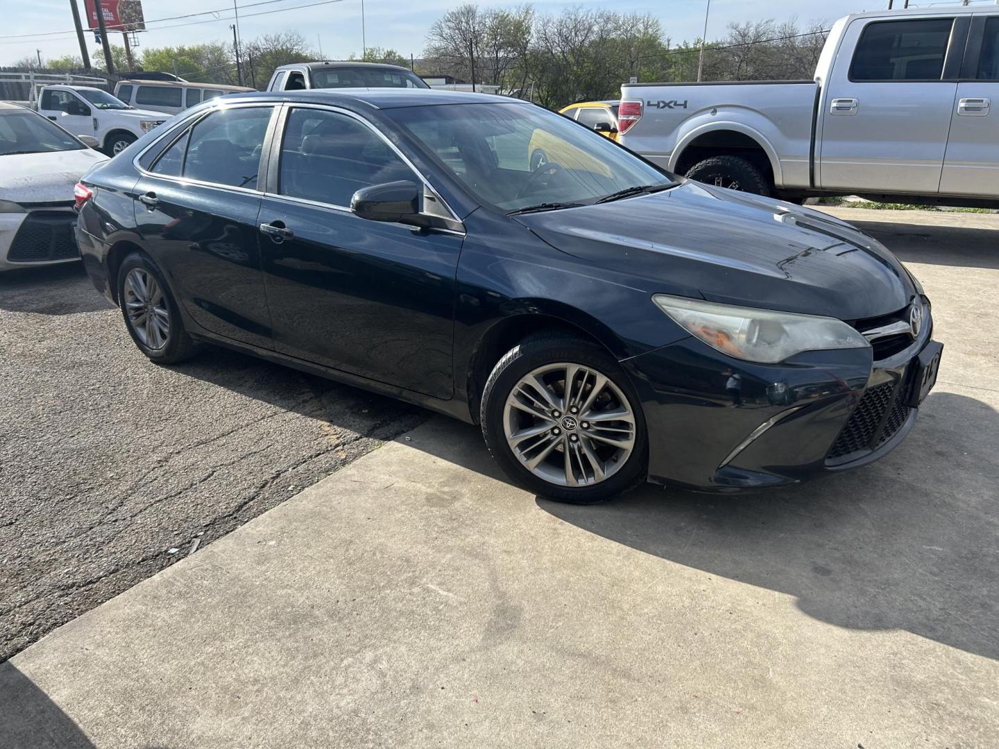 2016 Gray Toyota Camry SE (4T1BF1FK2GU) with an 2.5L L4 DOHC 16V engine, 6-Speed Automatic transmission, located at 1687 Business 35 S, New Braunfels, TX, 78130, (830) 625-7159, 29.655487, -98.051491 - Photo#1