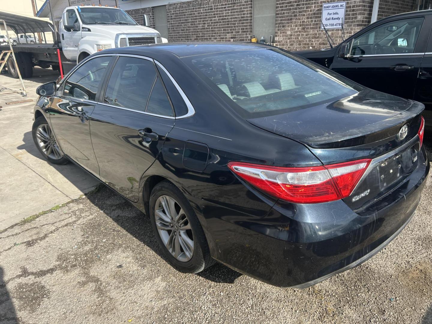 2016 Gray Toyota Camry SE (4T1BF1FK2GU) with an 2.5L L4 DOHC 16V engine, 6-Speed Automatic transmission, located at 1687 Business 35 S, New Braunfels, TX, 78130, (830) 625-7159, 29.655487, -98.051491 - Photo#7