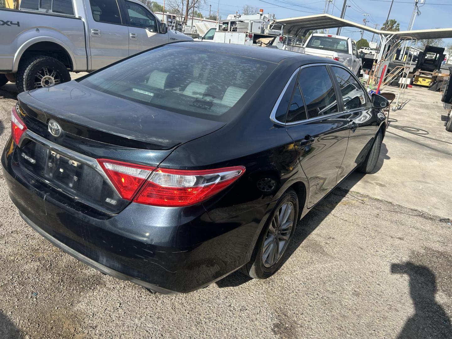 2016 Gray Toyota Camry SE (4T1BF1FK2GU) with an 2.5L L4 DOHC 16V engine, 6-Speed Automatic transmission, located at 1687 Business 35 S, New Braunfels, TX, 78130, (830) 625-7159, 29.655487, -98.051491 - Photo#6