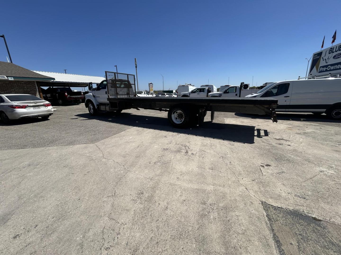 2017 White Ford F-650 Regular Cab 2WD DRW (1FDNF6DC3HD) with an 6.7L V8 DIESEL engine, located at 1687 Business 35 S, New Braunfels, TX, 78130, (830) 625-7159, 29.655487, -98.051491 - Photo#1