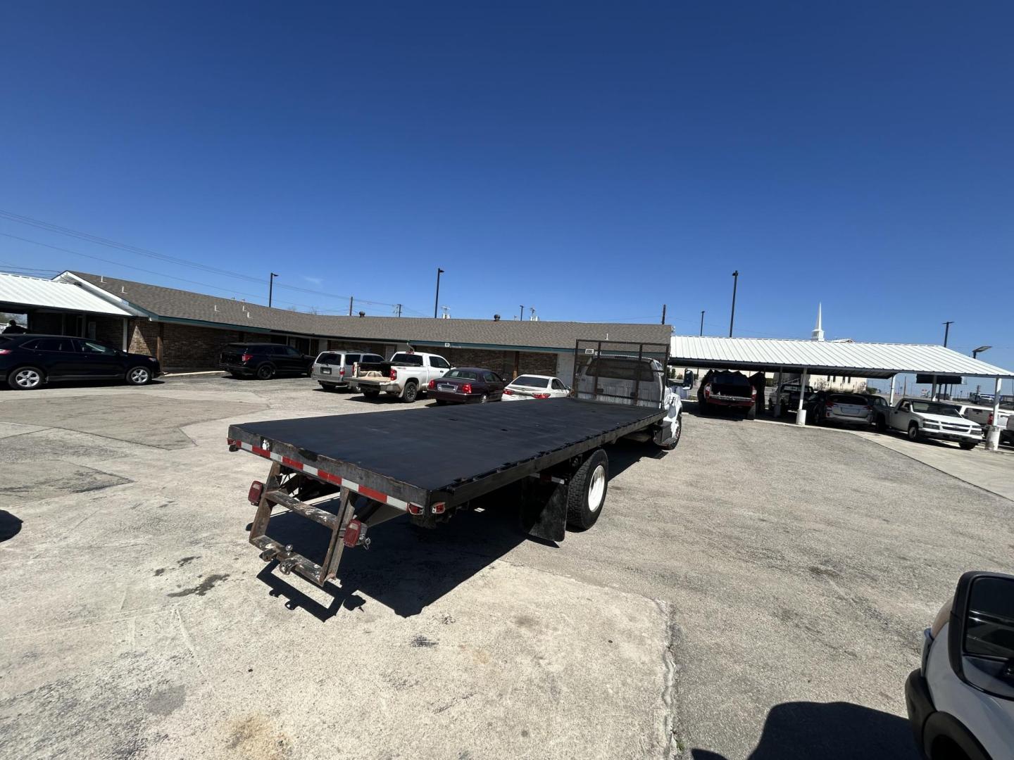 2017 White Ford F-650 Regular Cab 2WD DRW (1FDNF6DC3HD) with an 6.7L V8 DIESEL engine, located at 1687 Business 35 S, New Braunfels, TX, 78130, (830) 625-7159, 29.655487, -98.051491 - Photo#4