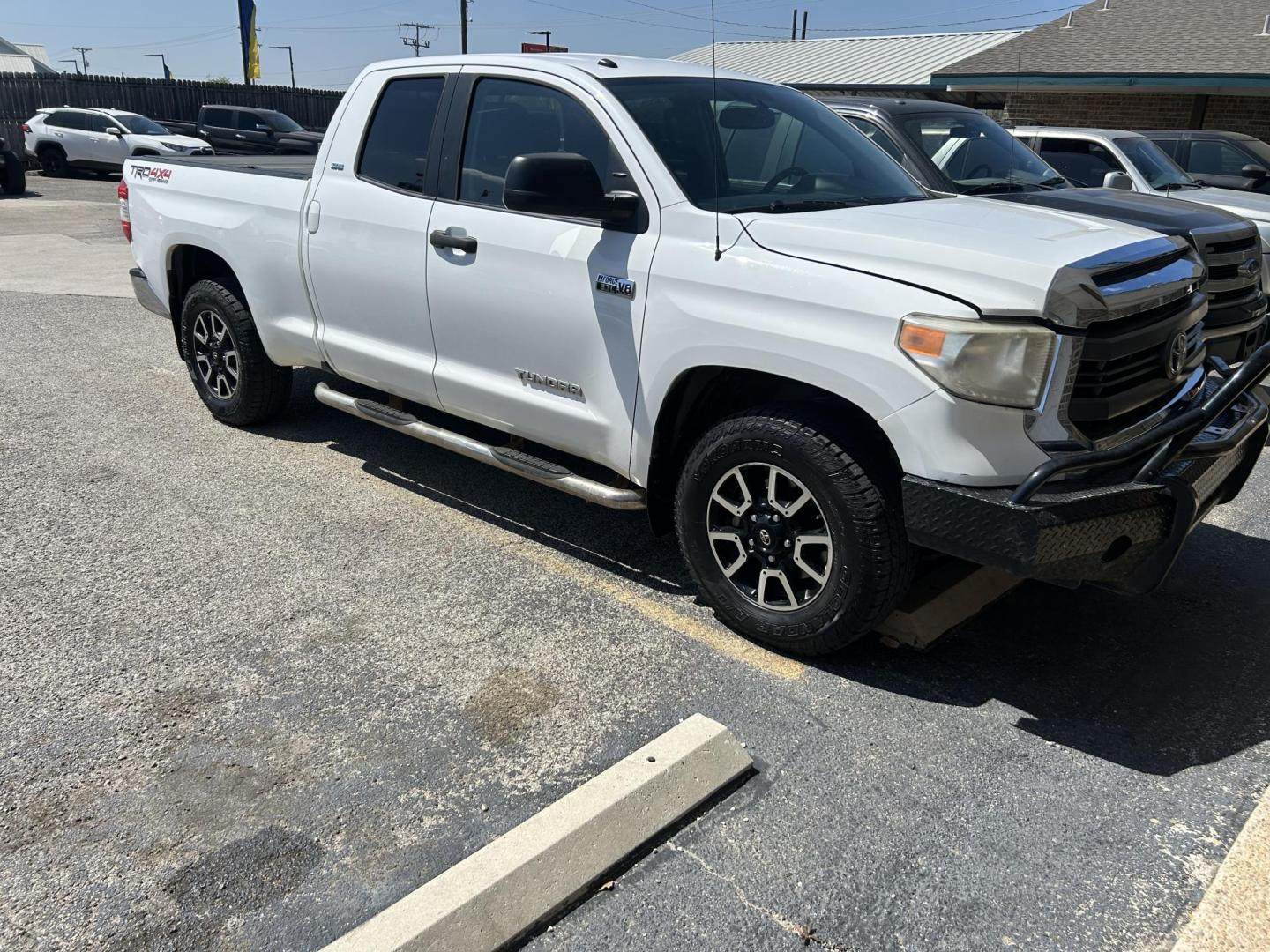 2015 White Toyota Tundra SR5 5.7L V8 Double Cab 4WD (5TFUY5F13FX) with an 5.7L V8 DOHC 32V engine, 6-Speed Automatic transmission, located at 1687 Business 35 S, New Braunfels, TX, 78130, (830) 625-7159, 29.655487, -98.051491 - Photo#1