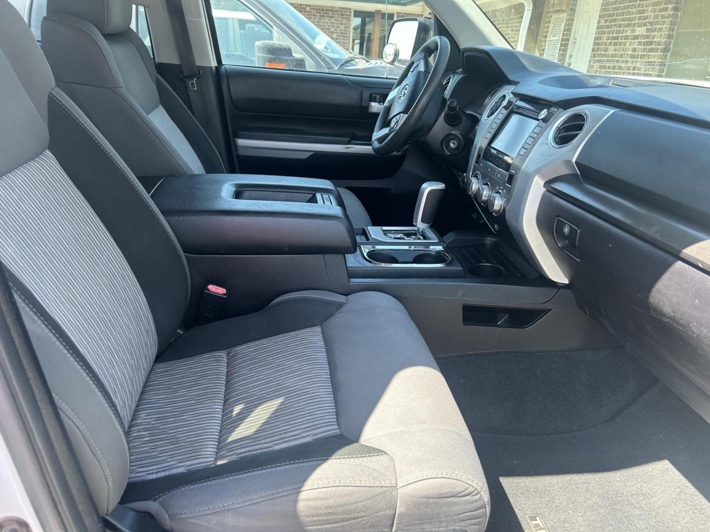 2015 White Toyota Tundra SR5 5.7L V8 Double Cab 4WD (5TFUY5F13FX) with an 5.7L V8 DOHC 32V engine, 6-Speed Automatic transmission, located at 1687 Business 35 S, New Braunfels, TX, 78130, (830) 625-7159, 29.655487, -98.051491 - Photo#2