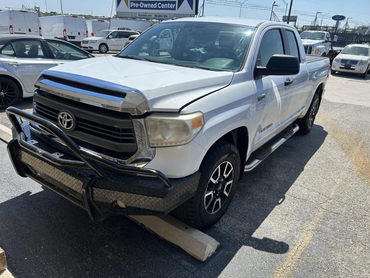 2015 White Toyota Tundra SR5 5.7L V8 Double Cab 4WD (5TFUY5F13FX) with an 5.7L V8 DOHC 32V engine, 6-Speed Automatic transmission, located at 1687 Business 35 S, New Braunfels, TX, 78130, (830) 625-7159, 29.655487, -98.051491 - Photo#0