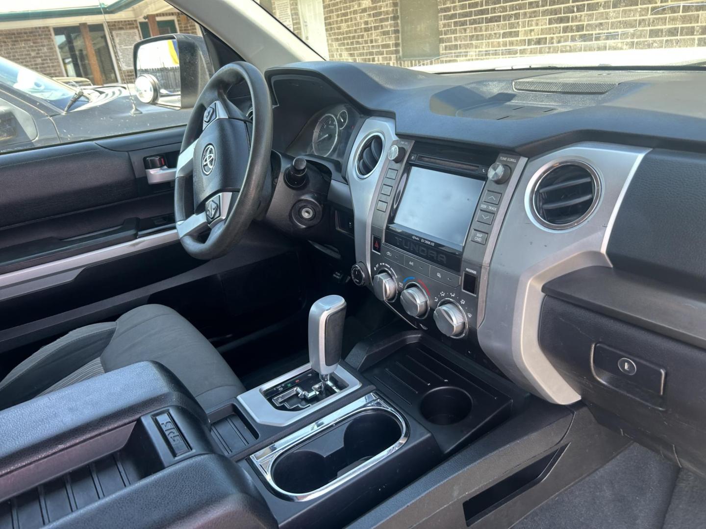 2015 White Toyota Tundra SR5 5.7L V8 Double Cab 4WD (5TFUY5F13FX) with an 5.7L V8 DOHC 32V engine, 6-Speed Automatic transmission, located at 1687 Business 35 S, New Braunfels, TX, 78130, (830) 625-7159, 29.655487, -98.051491 - Photo#3