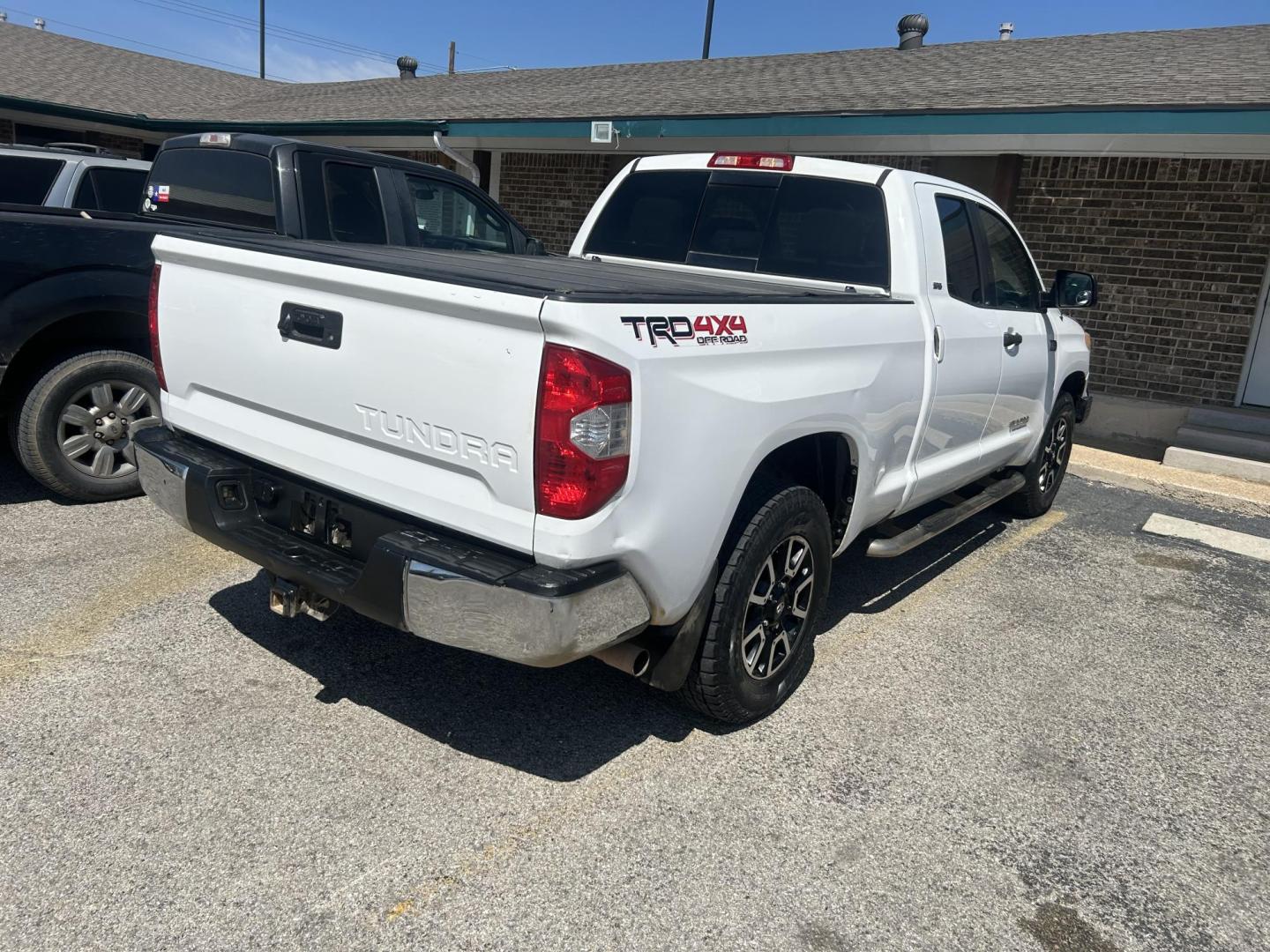 2015 White Toyota Tundra SR5 5.7L V8 Double Cab 4WD (5TFUY5F13FX) with an 5.7L V8 DOHC 32V engine, 6-Speed Automatic transmission, located at 1687 Business 35 S, New Braunfels, TX, 78130, (830) 625-7159, 29.655487, -98.051491 - Photo#6