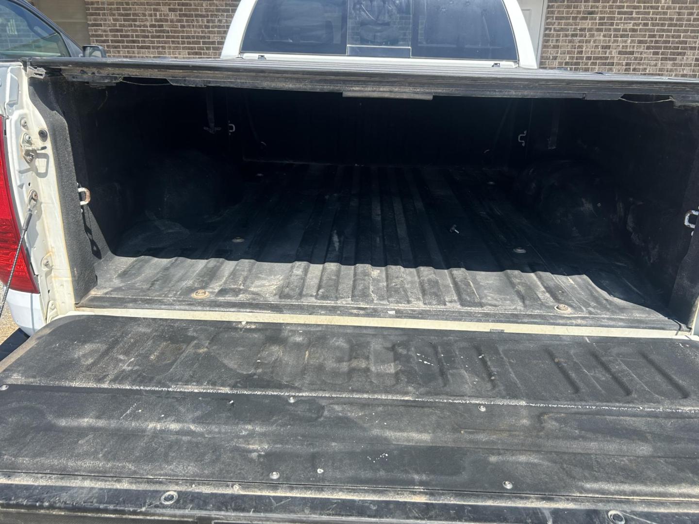 2015 White Toyota Tundra SR5 5.7L V8 Double Cab 4WD (5TFUY5F13FX) with an 5.7L V8 DOHC 32V engine, 6-Speed Automatic transmission, located at 1687 Business 35 S, New Braunfels, TX, 78130, (830) 625-7159, 29.655487, -98.051491 - Photo#7