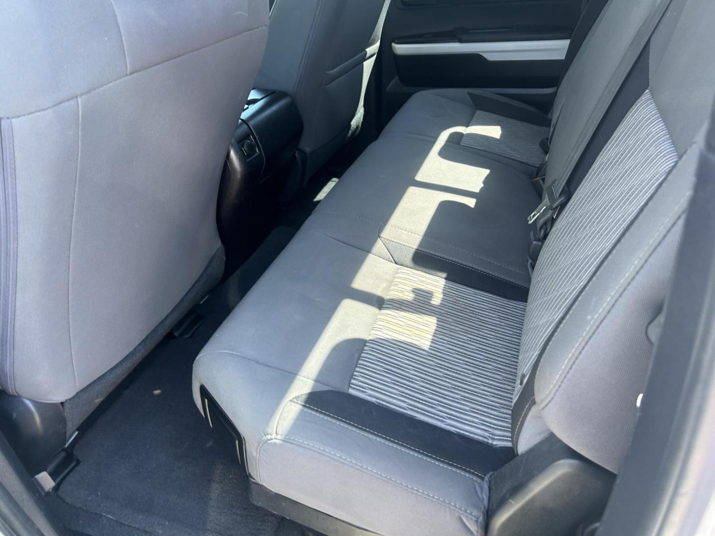 2015 White Toyota Tundra SR5 5.7L V8 Double Cab 4WD (5TFUY5F13FX) with an 5.7L V8 DOHC 32V engine, 6-Speed Automatic transmission, located at 1687 Business 35 S, New Braunfels, TX, 78130, (830) 625-7159, 29.655487, -98.051491 - Photo#9