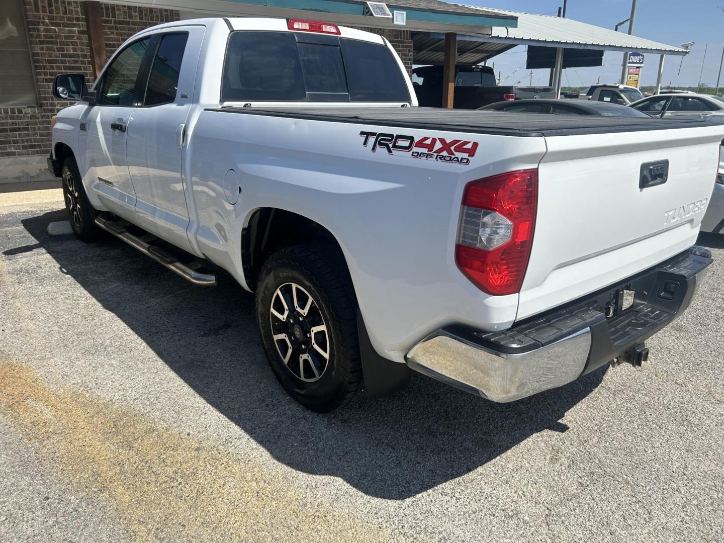 2015 White Toyota Tundra SR5 5.7L V8 Double Cab 4WD (5TFUY5F13FX) with an 5.7L V8 DOHC 32V engine, 6-Speed Automatic transmission, located at 1687 Business 35 S, New Braunfels, TX, 78130, (830) 625-7159, 29.655487, -98.051491 - Photo#8