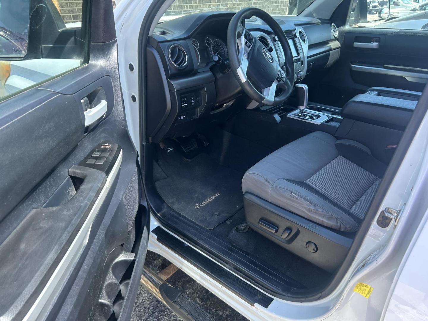 2015 White Toyota Tundra SR5 5.7L V8 Double Cab 4WD (5TFUY5F13FX) with an 5.7L V8 DOHC 32V engine, 6-Speed Automatic transmission, located at 1687 Business 35 S, New Braunfels, TX, 78130, (830) 625-7159, 29.655487, -98.051491 - Photo#10