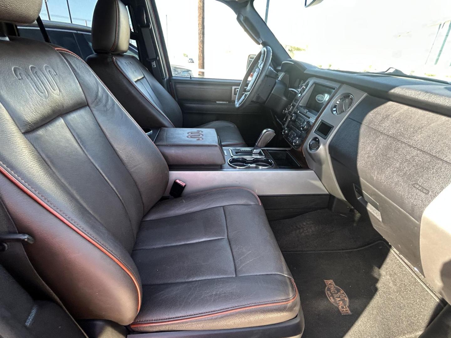 2017 White Ford Expedition XLT 2WD (1FMJU1HT2HE) with an 3.5L V6 DOHC 24V FFV engine, 6A transmission, located at 1687 Business 35 S, New Braunfels, TX, 78130, (830) 625-7159, 29.655487, -98.051491 - Photo#2