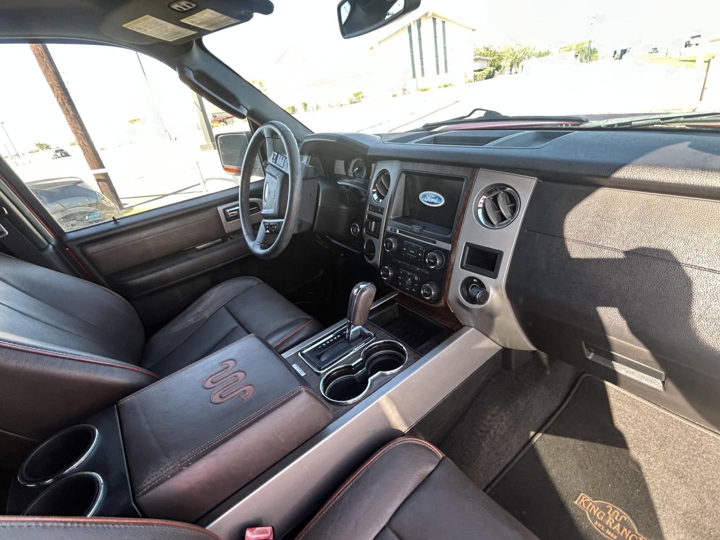2017 White Ford Expedition XLT 2WD (1FMJU1HT2HE) with an 3.5L V6 DOHC 24V FFV engine, 6A transmission, located at 1687 Business 35 S, New Braunfels, TX, 78130, (830) 625-7159, 29.655487, -98.051491 - Photo#3