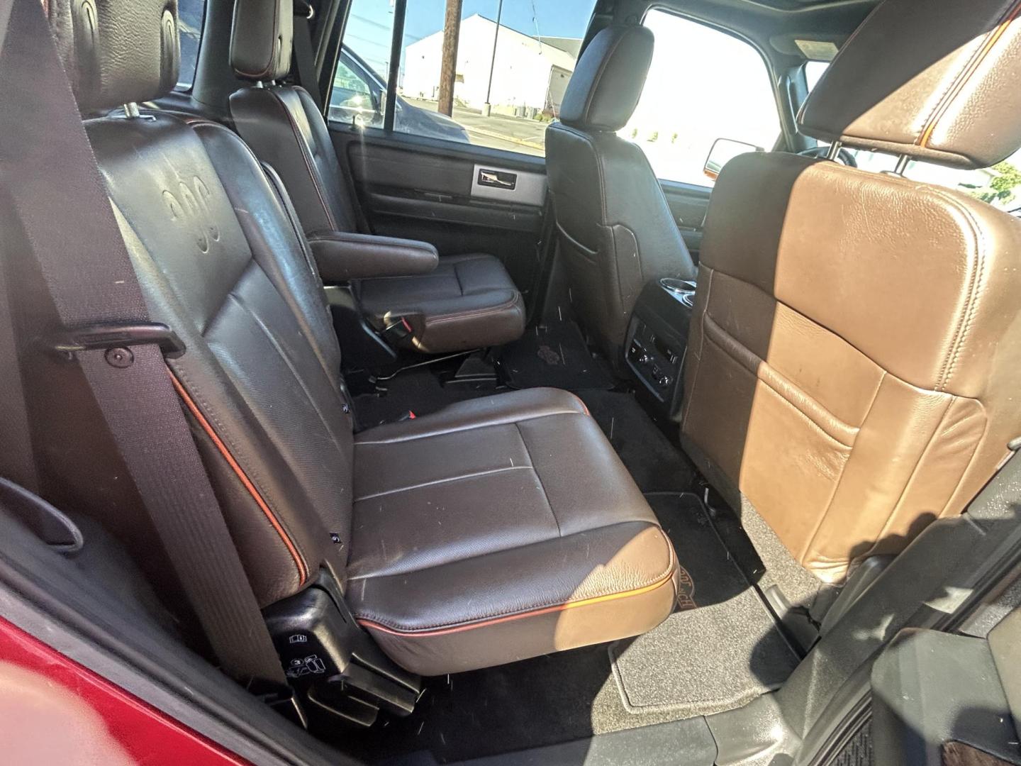 2017 White Ford Expedition XLT 2WD (1FMJU1HT2HE) with an 3.5L V6 DOHC 24V FFV engine, 6A transmission, located at 1687 Business 35 S, New Braunfels, TX, 78130, (830) 625-7159, 29.655487, -98.051491 - Photo#4