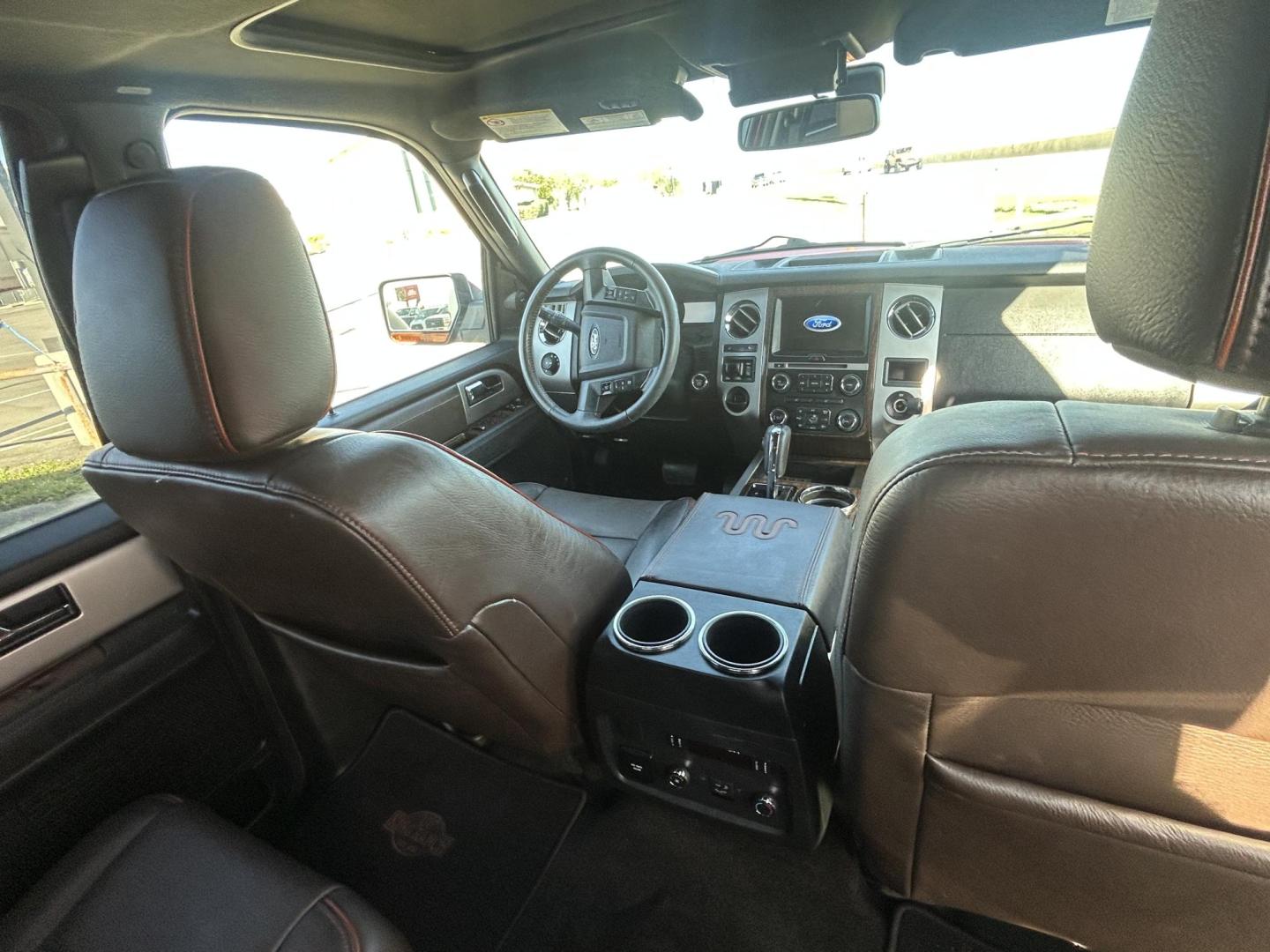 2017 White Ford Expedition XLT 2WD (1FMJU1HT2HE) with an 3.5L V6 DOHC 24V FFV engine, 6A transmission, located at 1687 Business 35 S, New Braunfels, TX, 78130, (830) 625-7159, 29.655487, -98.051491 - Photo#5