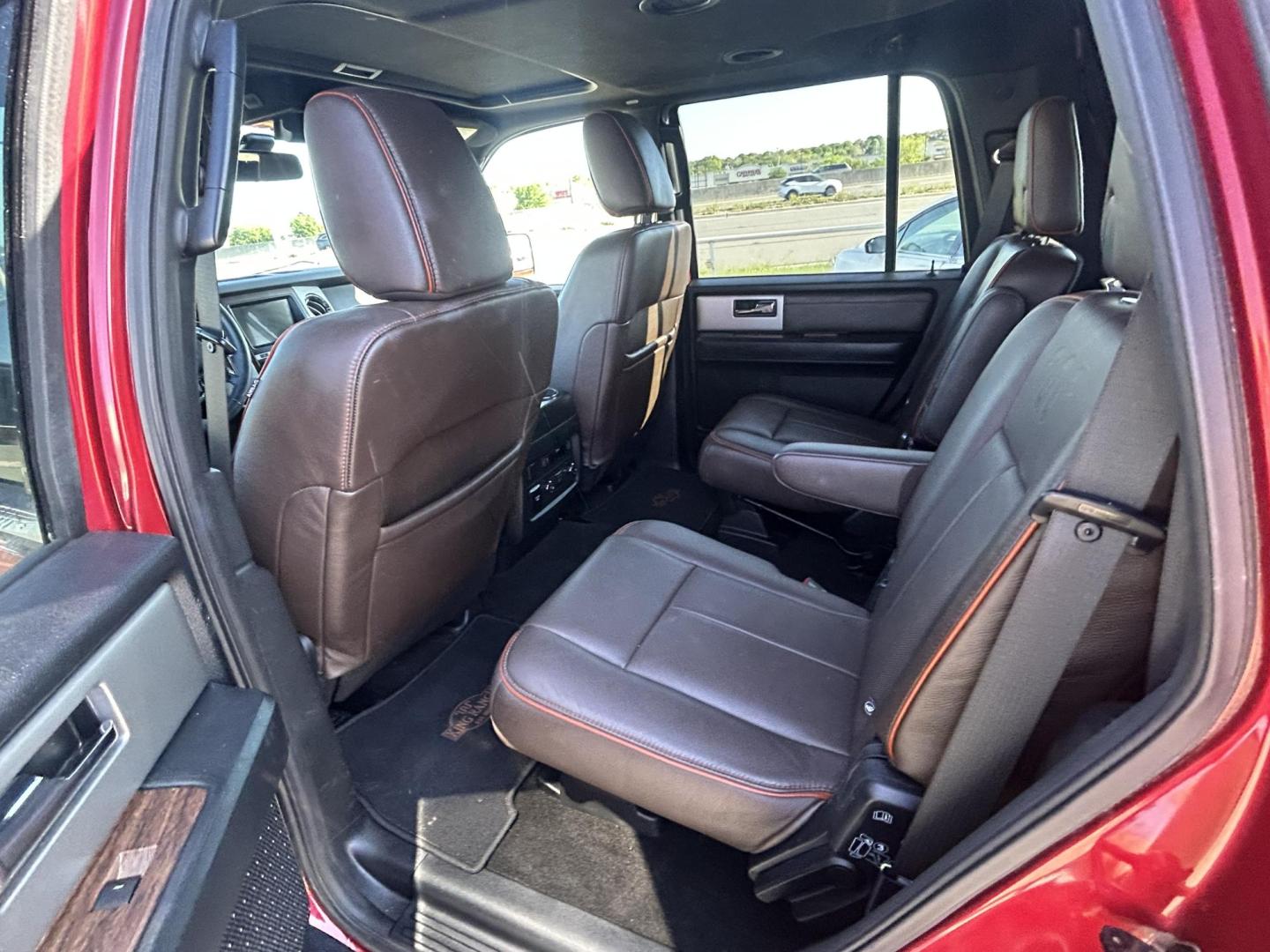 2017 White Ford Expedition XLT 2WD (1FMJU1HT2HE) with an 3.5L V6 DOHC 24V FFV engine, 6A transmission, located at 1687 Business 35 S, New Braunfels, TX, 78130, (830) 625-7159, 29.655487, -98.051491 - Photo#9