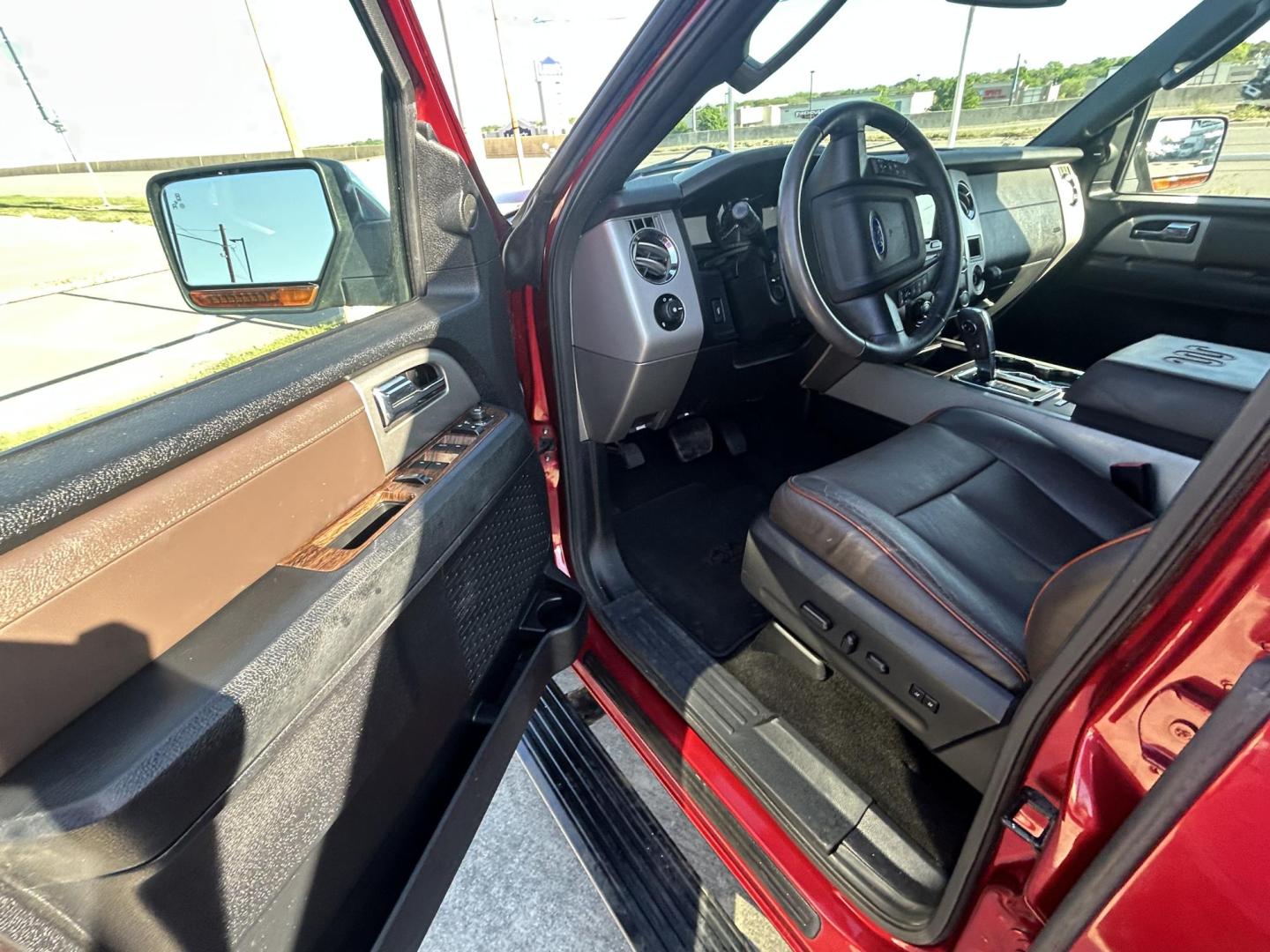2017 White Ford Expedition XLT 2WD (1FMJU1HT2HE) with an 3.5L V6 DOHC 24V FFV engine, 6A transmission, located at 1687 Business 35 S, New Braunfels, TX, 78130, (830) 625-7159, 29.655487, -98.051491 - Photo#10