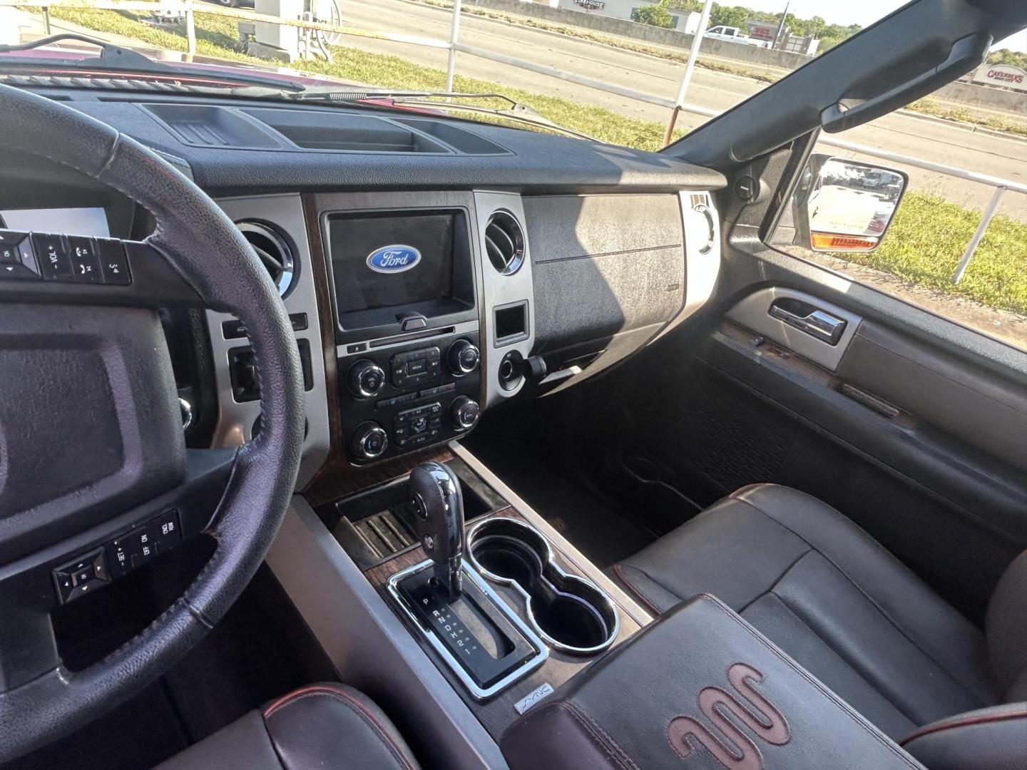 2017 White Ford Expedition XLT 2WD (1FMJU1HT2HE) with an 3.5L V6 DOHC 24V FFV engine, 6A transmission, located at 1687 Business 35 S, New Braunfels, TX, 78130, (830) 625-7159, 29.655487, -98.051491 - Photo#13